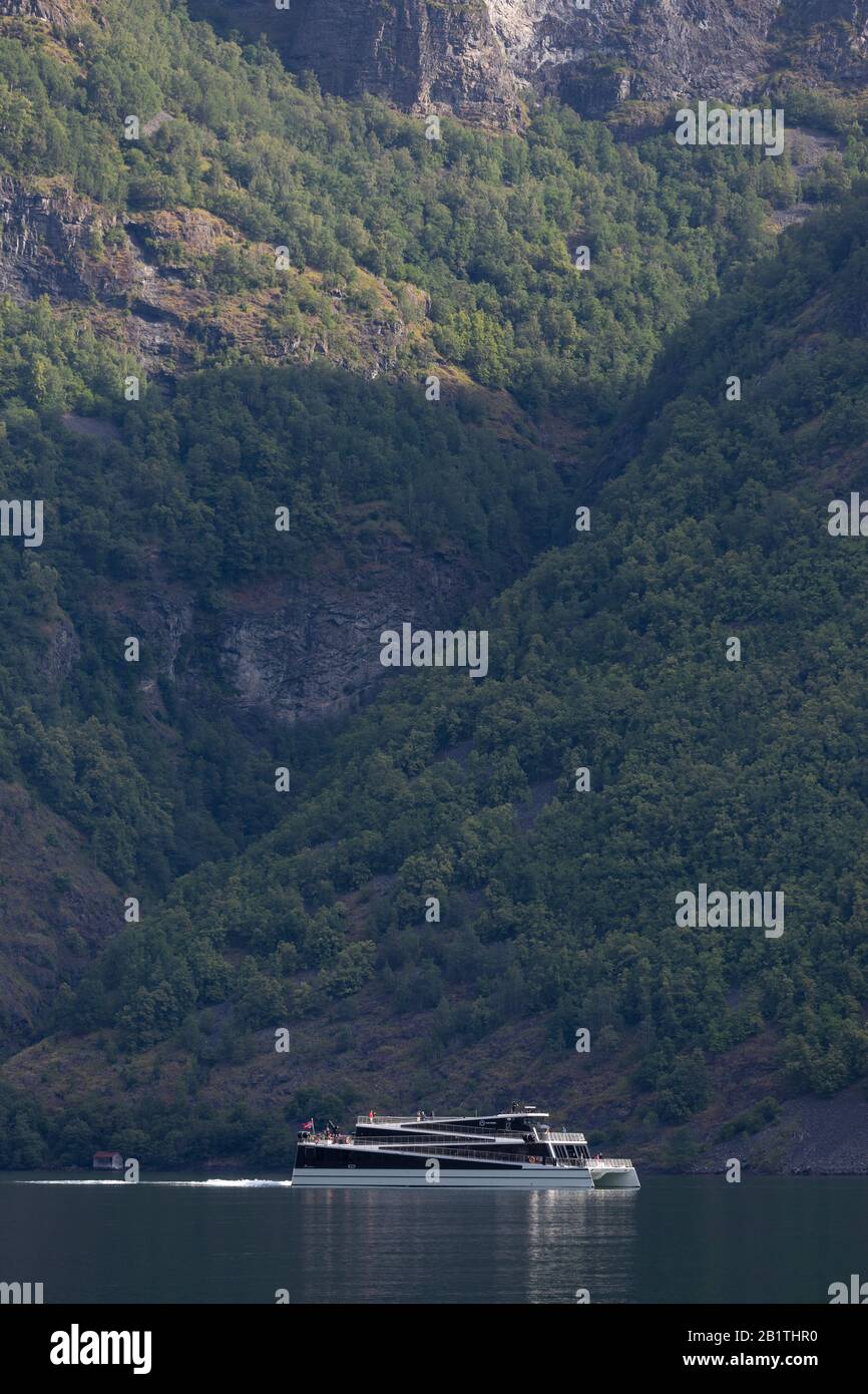Undredal, NORWEGEN - Bootstour mit Fähren auf dem Aurlandsfjorden, einem Fjord im Vestland County. Stockfoto