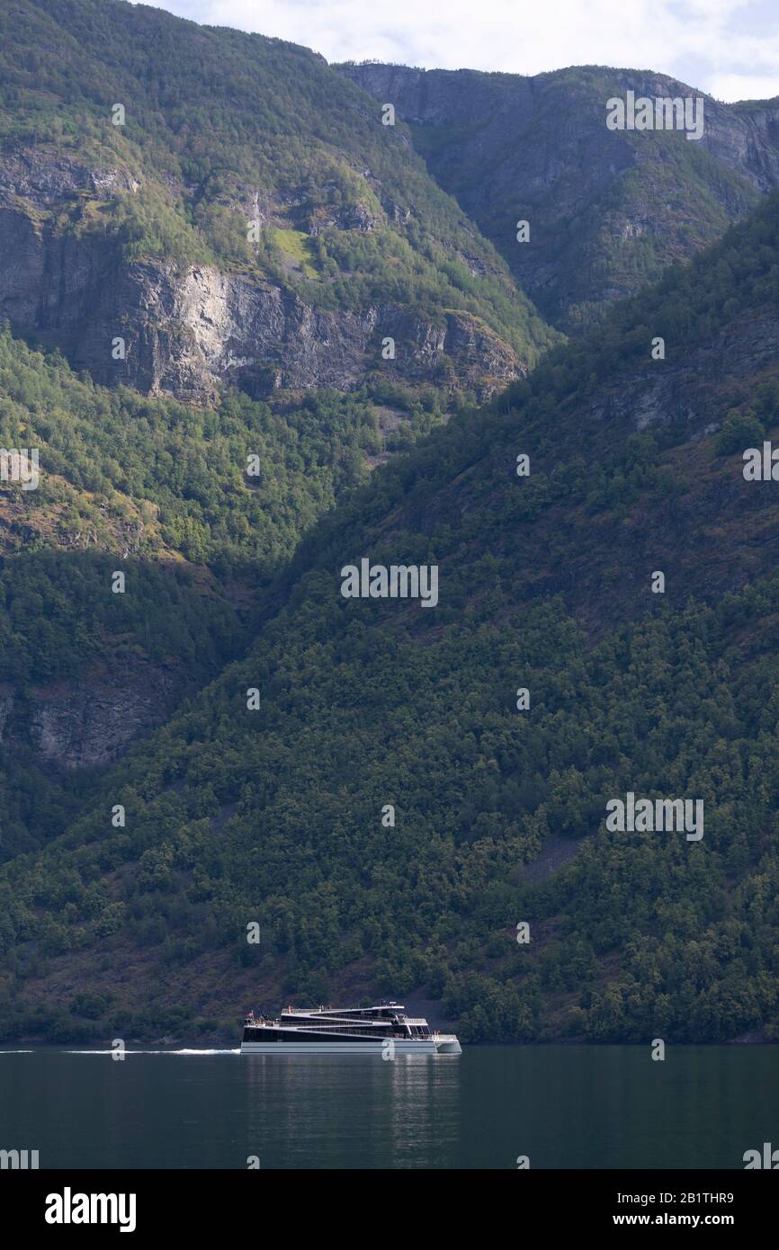 Undredal, NORWEGEN - Bootstour mit Fähren auf dem Aurlandsfjorden, einem Fjord im Vestland County. Stockfoto