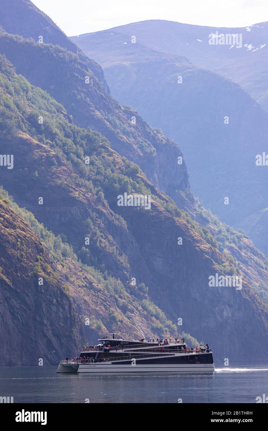 Undredal, NORWEGEN - Bootstour mit Fähren auf dem Aurlandsfjorden, einem Fjord im Vestland County. Stockfoto
