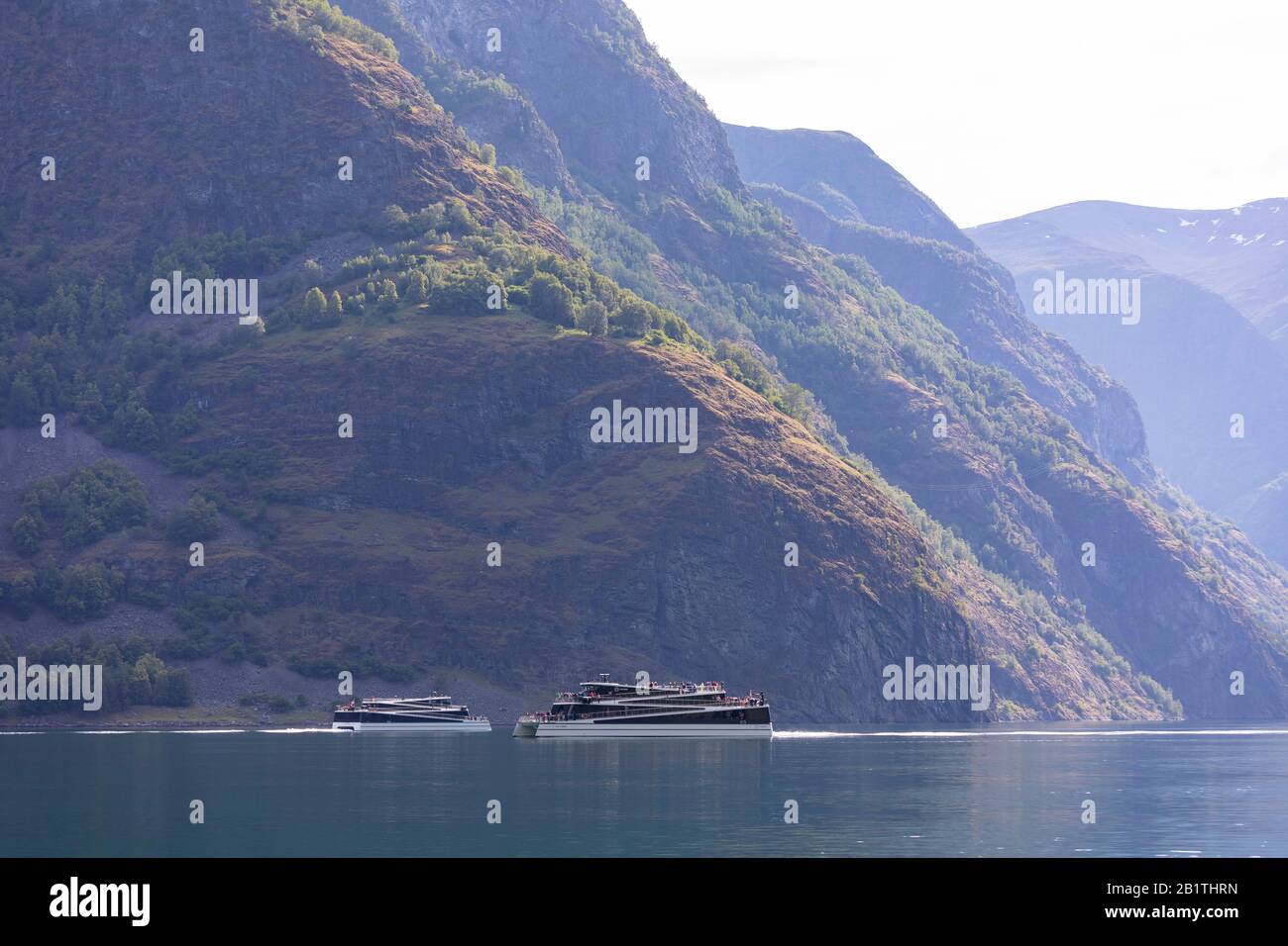 Undredal, NORWEGEN - Fährschiffe fahren auf dem Aurlandsfjorden, einem Fjord im Vestland County. Stockfoto