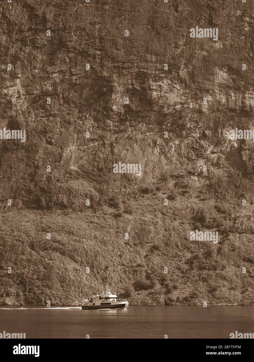 Undredal, NORWEGEN - Bootstour mit der Fähre Klipperjord I auf dem Aurlandsfjorden, einem Fjord im Vestland County. Stockfoto