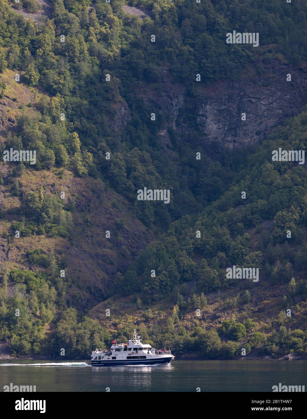 Undredal, NORWEGEN - Bootstour mit der Fähre Klipperjord I auf dem Aurlandsfjorden, einem Fjord im Vestland County. Stockfoto