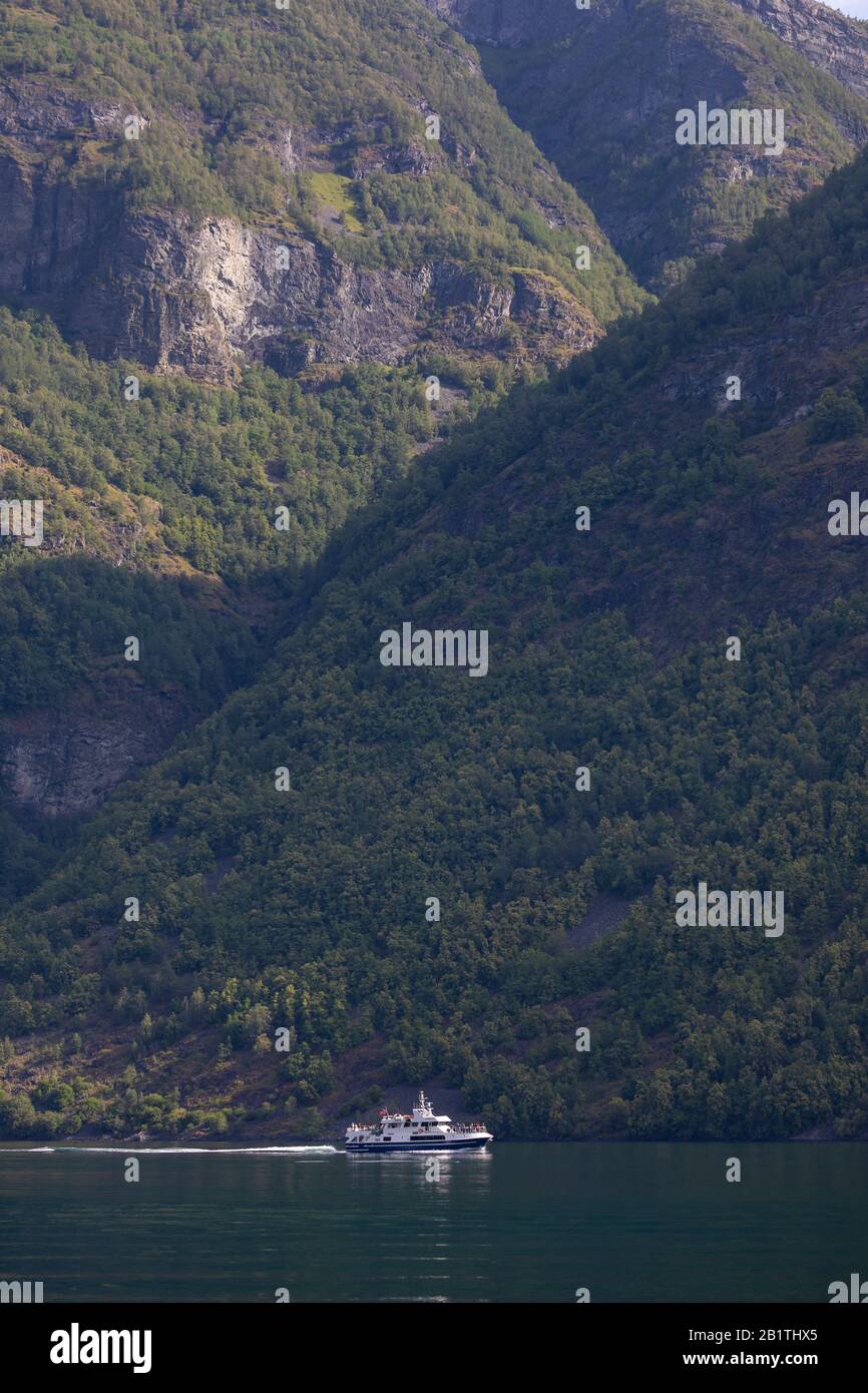 Undredal, NORWEGEN - Bootstour mit der Fähre Klipperjord I auf dem Aurlandsfjorden, einem Fjord im Vestland County. Stockfoto