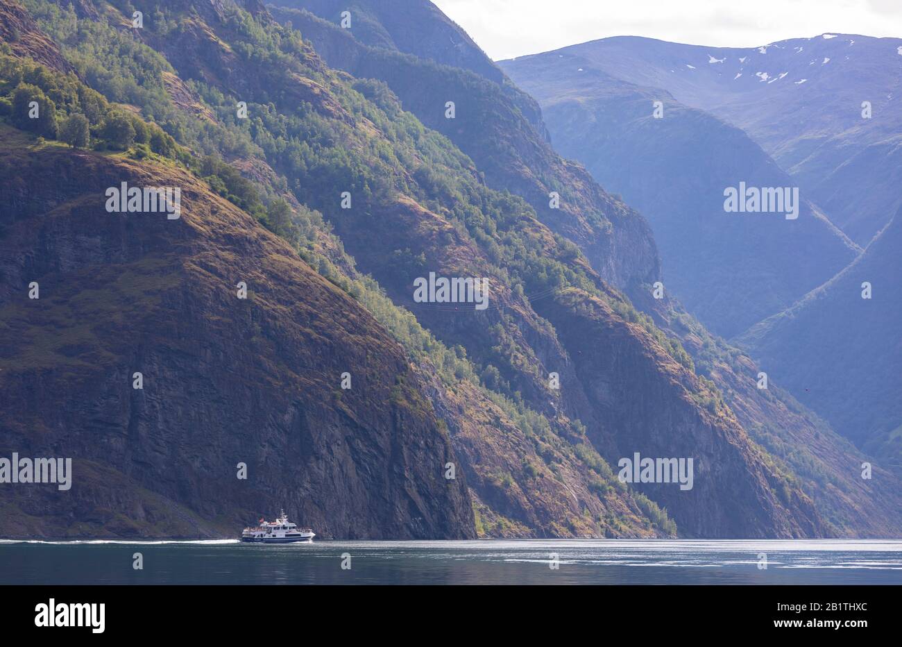 Undredal, NORWEGEN - Bootstour mit der Fähre Klipperjord I auf dem Aurlandsfjorden, einem Fjord im Vestland County. Stockfoto