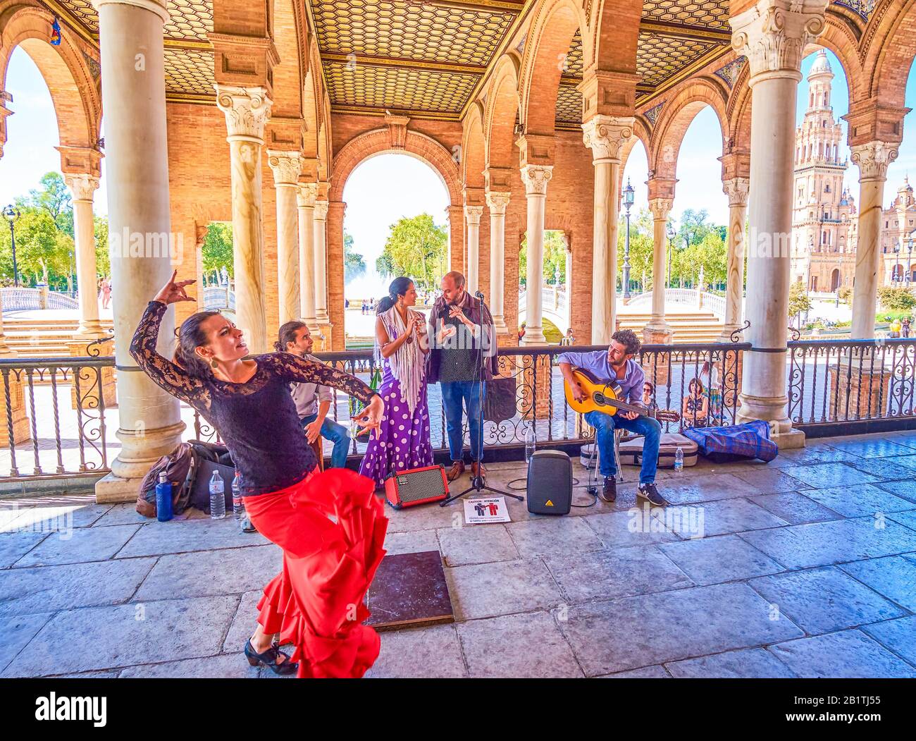 Sevilla, SPANIEN - 1. OKTOBER 2019: Der leidenschaftliche Flamenco-Tanz, der von der Gruppe von Straßentänzern auf der Plaza de Espana am 1. Oktober in Sevilla aufgeführt wird Stockfoto