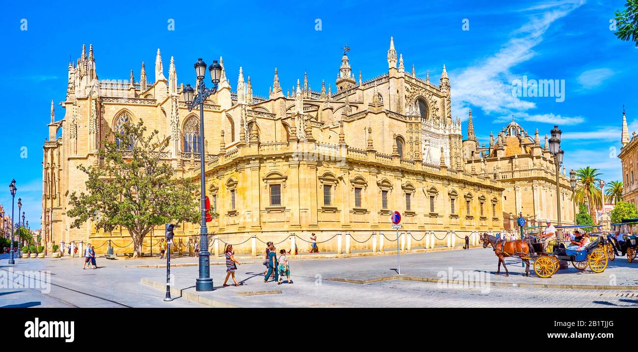 Sevilla, SPANIEN - 1. OKTOBER 2019: Der Blick auf die Perle der mittelalterlichen andalusischen Architektur, die Kathedrale von Sevilla von der Avenida de la Constitucion, auf Stockfoto