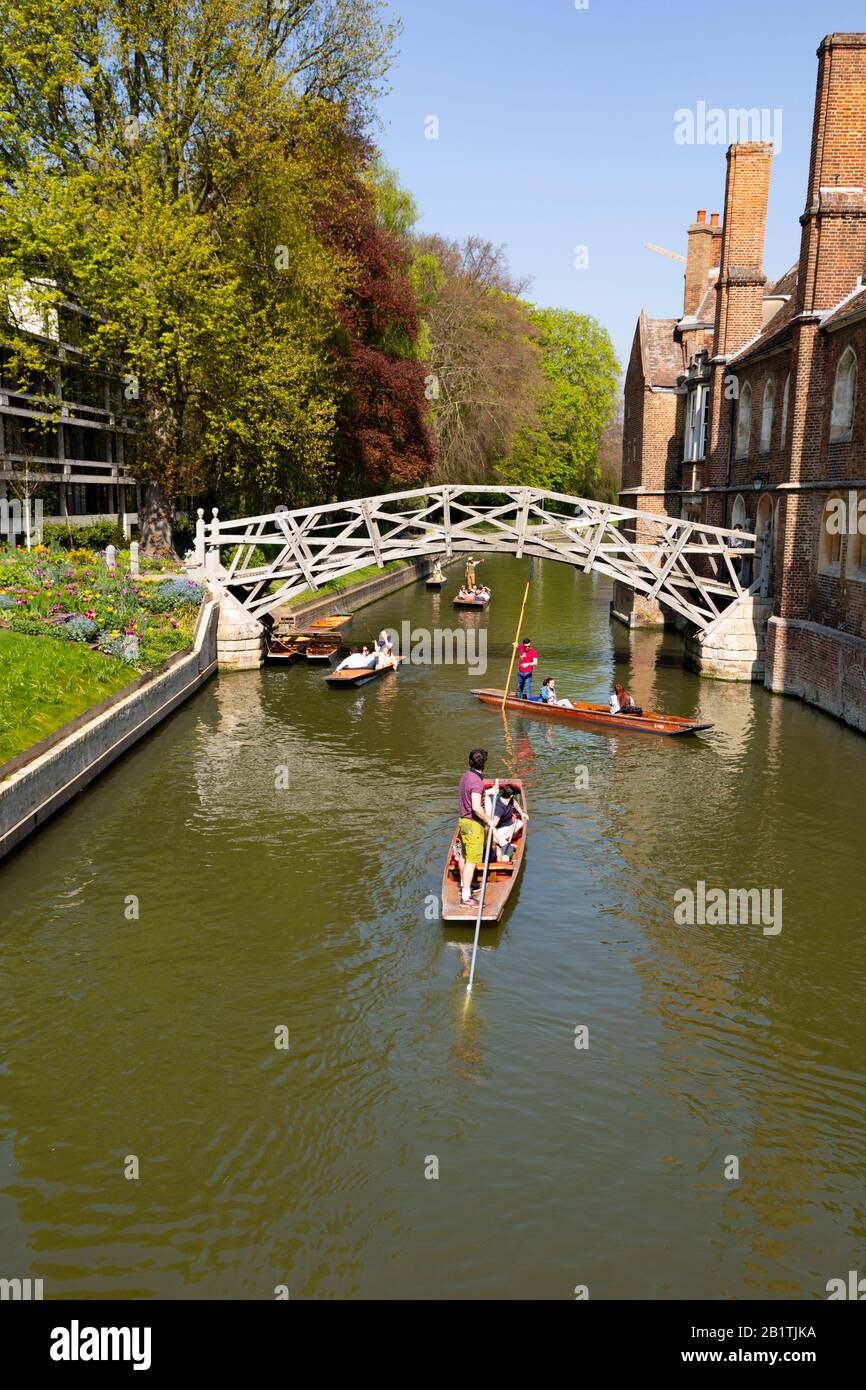 Touristen in Punts auf dem River Cam unter der Mathematischen Brücke. Cambridge, Cambridgeshire, England Stockfoto