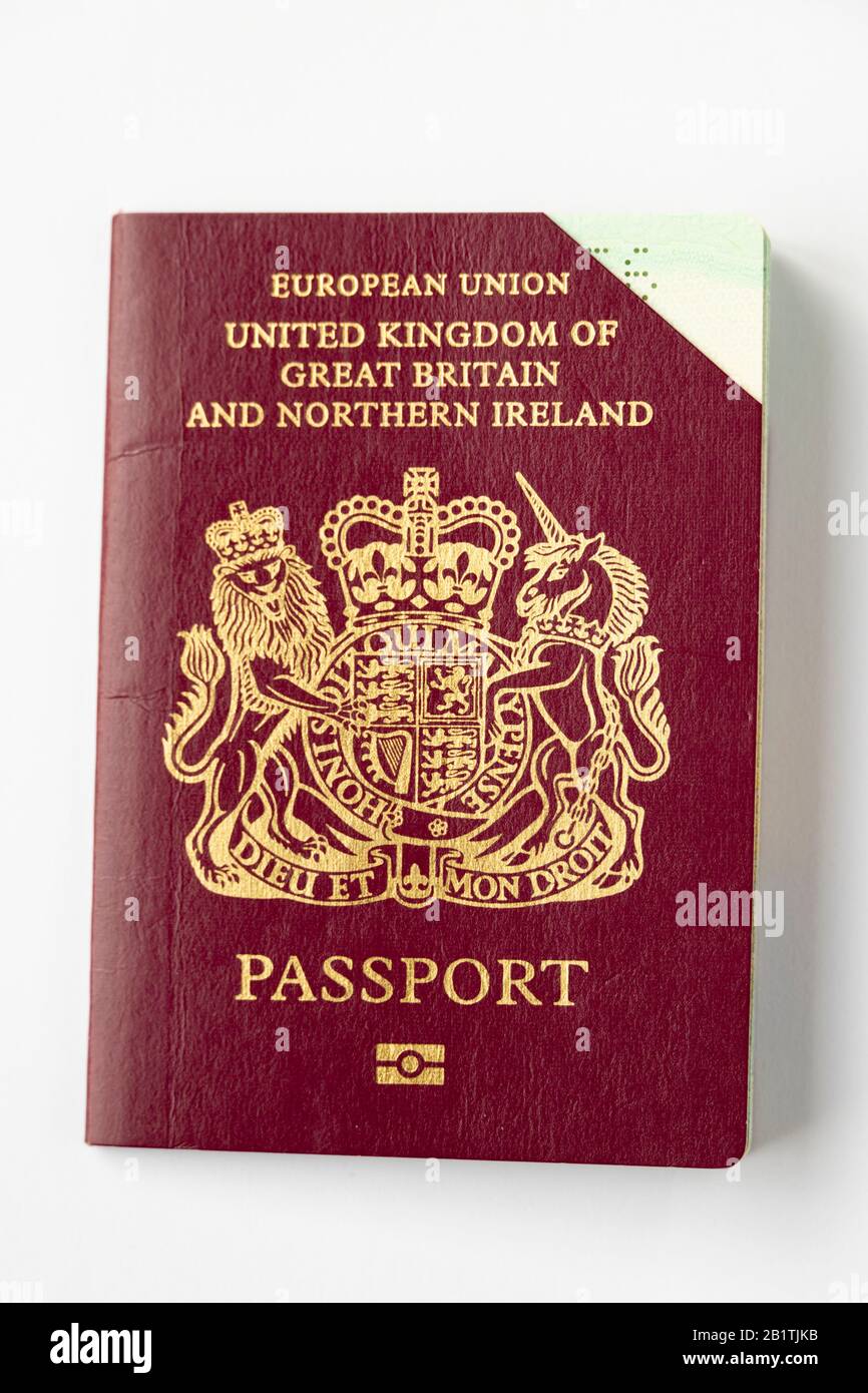 Die missbenutzte Europäische Union gibt einen kastanienbraunen britischen Pass mit Eckausschnitt heraus. Stockfoto