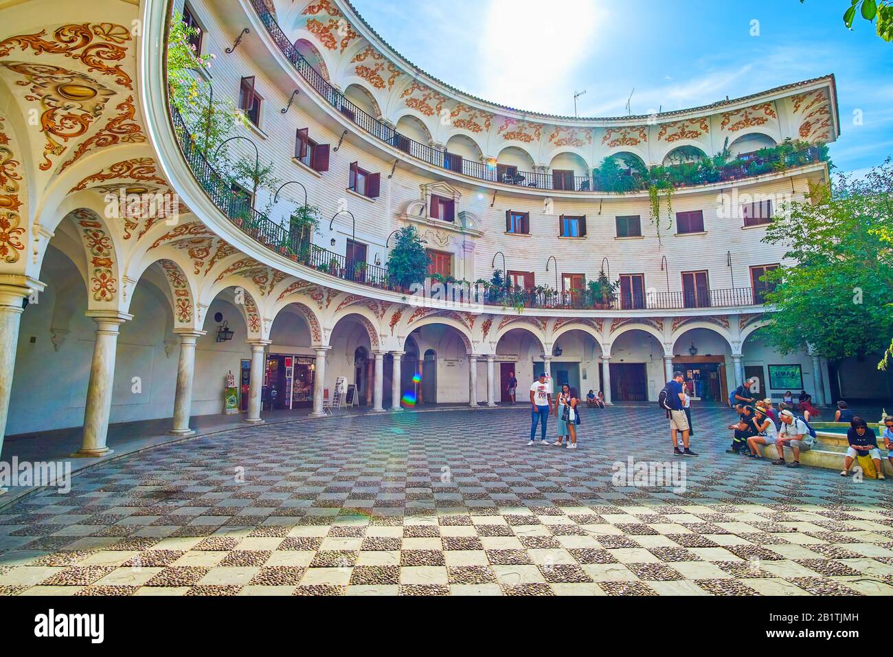 Sevilla, SPANIEN - 1. OKTOBER 2019: Der Cabildo-Platz ist einer der überraschendsten Orte Sevillas, da ein halbkreisförmiges Bogengebäude mit Deckenfresken besteht Stockfoto