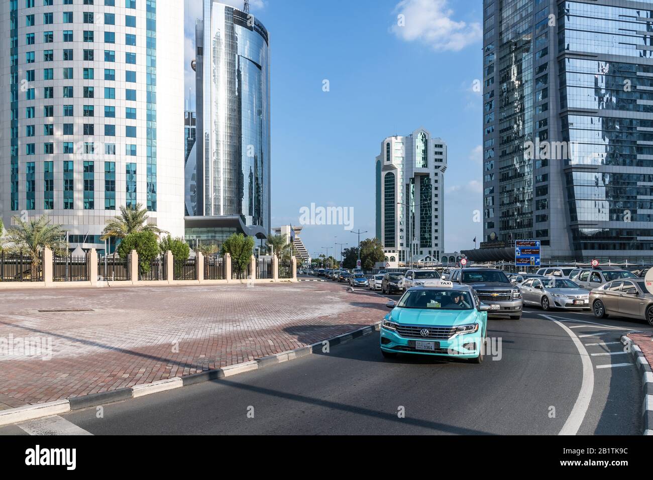 Doha, Katar - Nov 21. 2019. Omar Al Mukhtar Street - zentrale Straße in West Bay Stockfoto