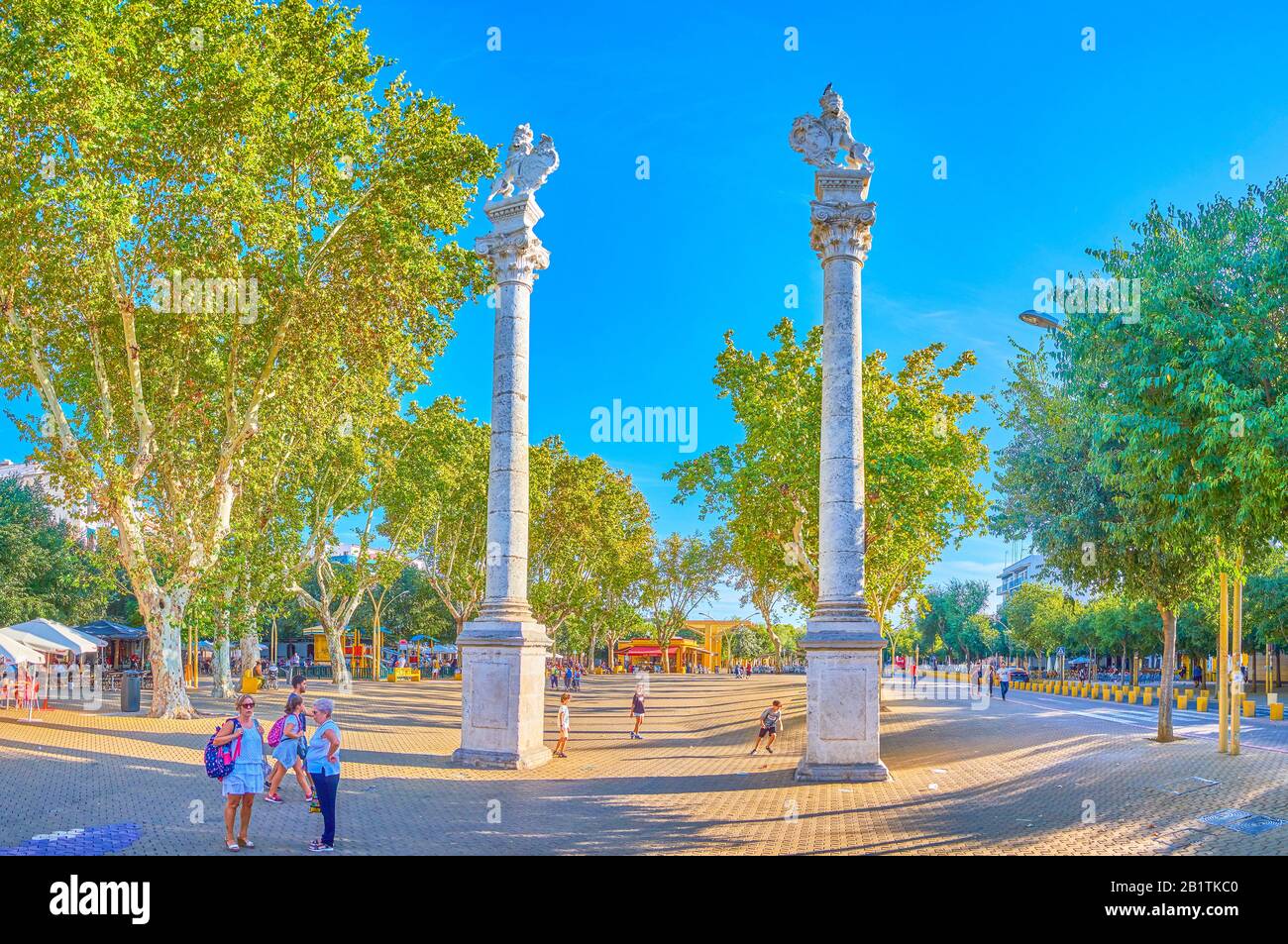 Sevilla, SPANIEN - 1. OKTOBER 2019: Der schattige La Alameda Platz ist einer der beliebten Orte für Abendstunden in zahlreichen Cafés im Freien, Watchi Stockfoto