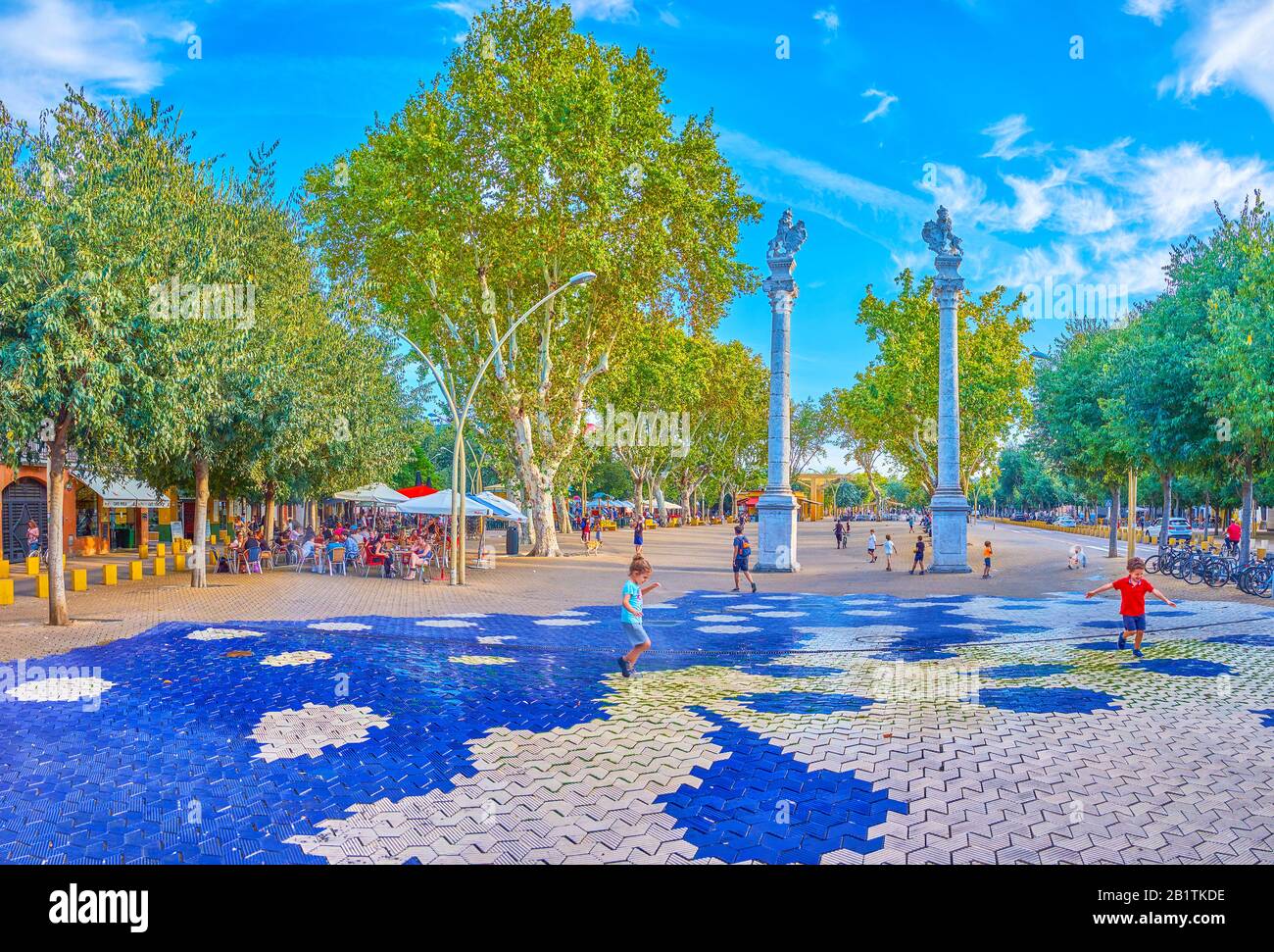 Sevilla, SPANIEN - 1. OKTOBER 2019: Kinder spielen auf dem La Alameda-Platz in verschiedenen Actie-Spielen und laufen durch die Bodenbrunnen, 1. Oktober in Sevilla Stockfoto