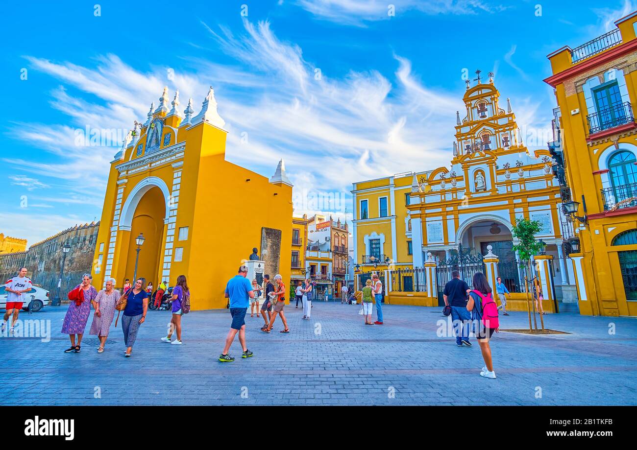Sevilla, SPANIEN - 1. OKTOBER 2019: Das schöne Tor der Macarena (Puerta Arco) ist der Verbleib der mittelalterlichen Festung am 1. Oktober in Sevilla Stockfoto Sevilla, SPANIEN - 1. OKTOBER 2019: Das schöne Tor der Macarena (Puerta Arco) ist der Verbleib der mittelalterlichen Festung am 1. Oktober in Sevilla Stockfoto