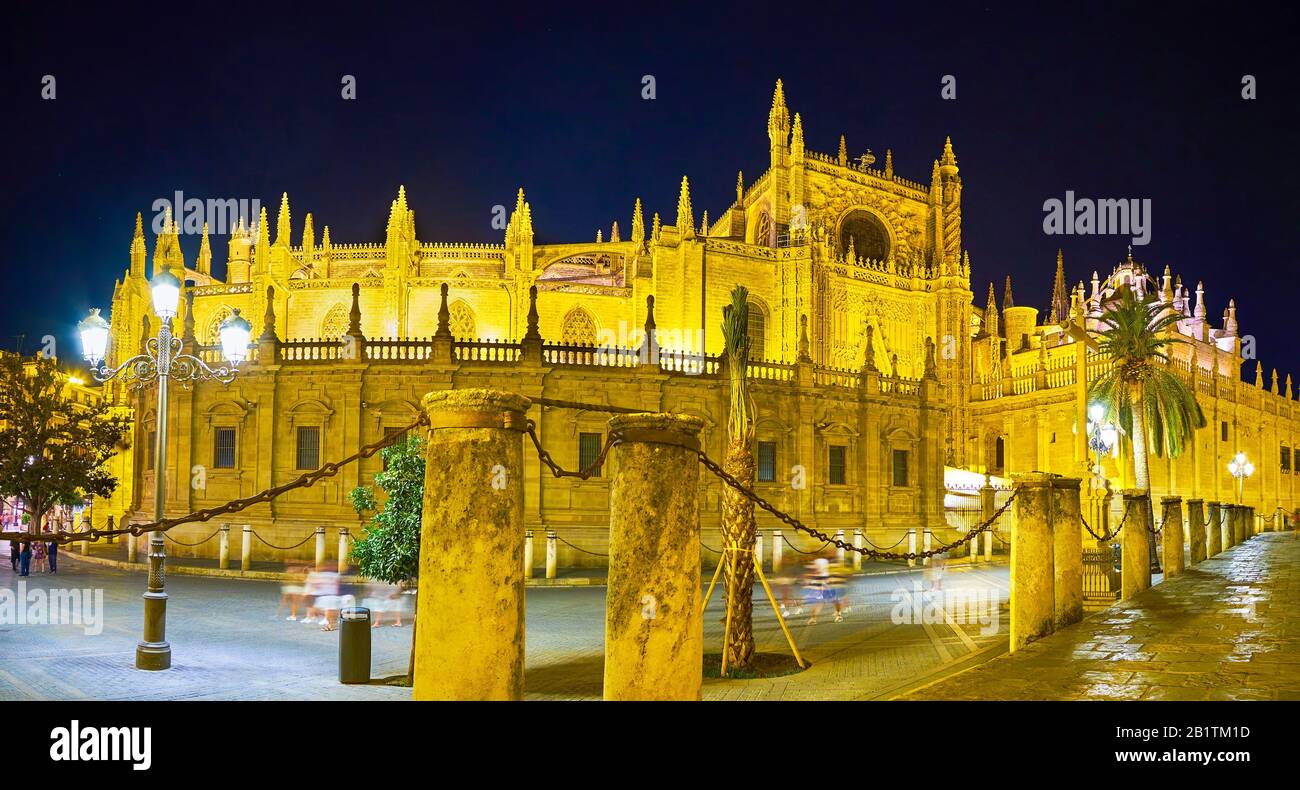 Die spanischen Nächte sind sehr angenehm für Spaziergänge durch die alten Städte und genießen wunderschön beleuchtete historische Sehenswürdigkeiten, Sevilla Stockfoto