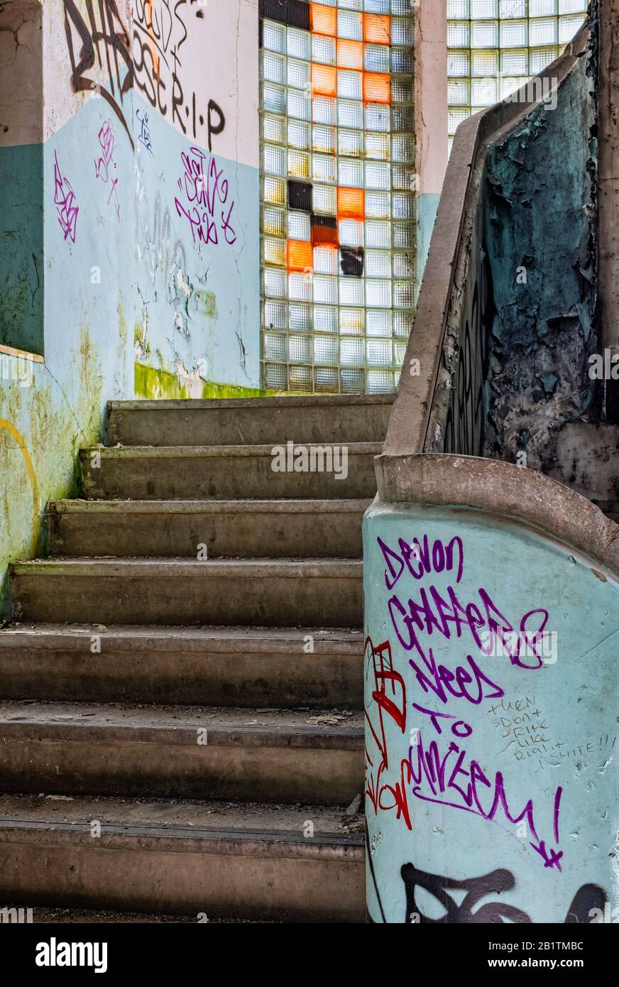 Forgottten, desolate, verfallene, verlassene städtische Fabrik, mit Spraydose Graffiti-Kunst, zertrümmerte Fenster und abblätternde Farbe, für immer vergessen. Stockfoto