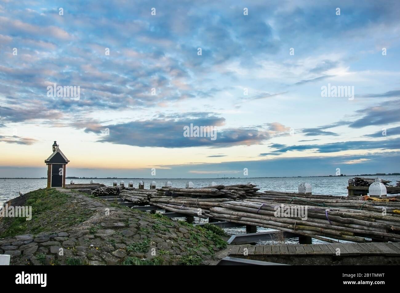 Blick auf die Holzstämme und Piers im traditionellen Fischerdorf volendam, Niederlande Stockfoto