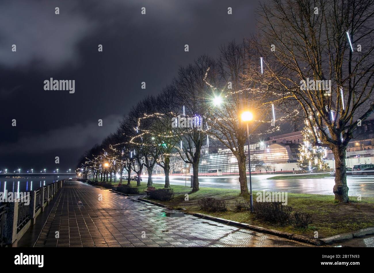 Blick auf das Flussufer mit Weihnachtsdekoration, Promenade in Riga, Lettland Stockfoto