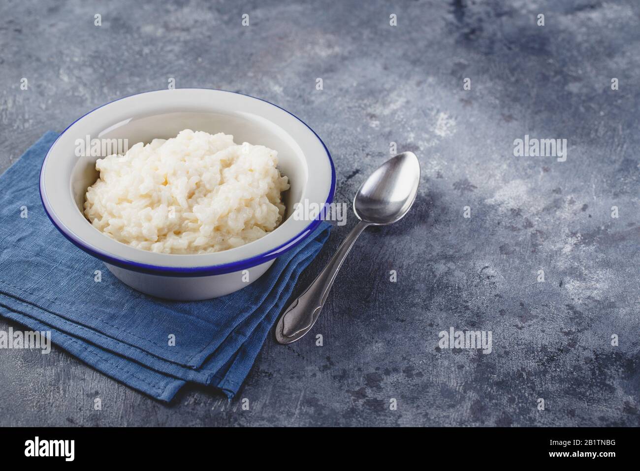 Milchreis-Porridge, cremiger Reis-Pudding oder französischer Riz au Lait in einer Metallschale Stockfoto