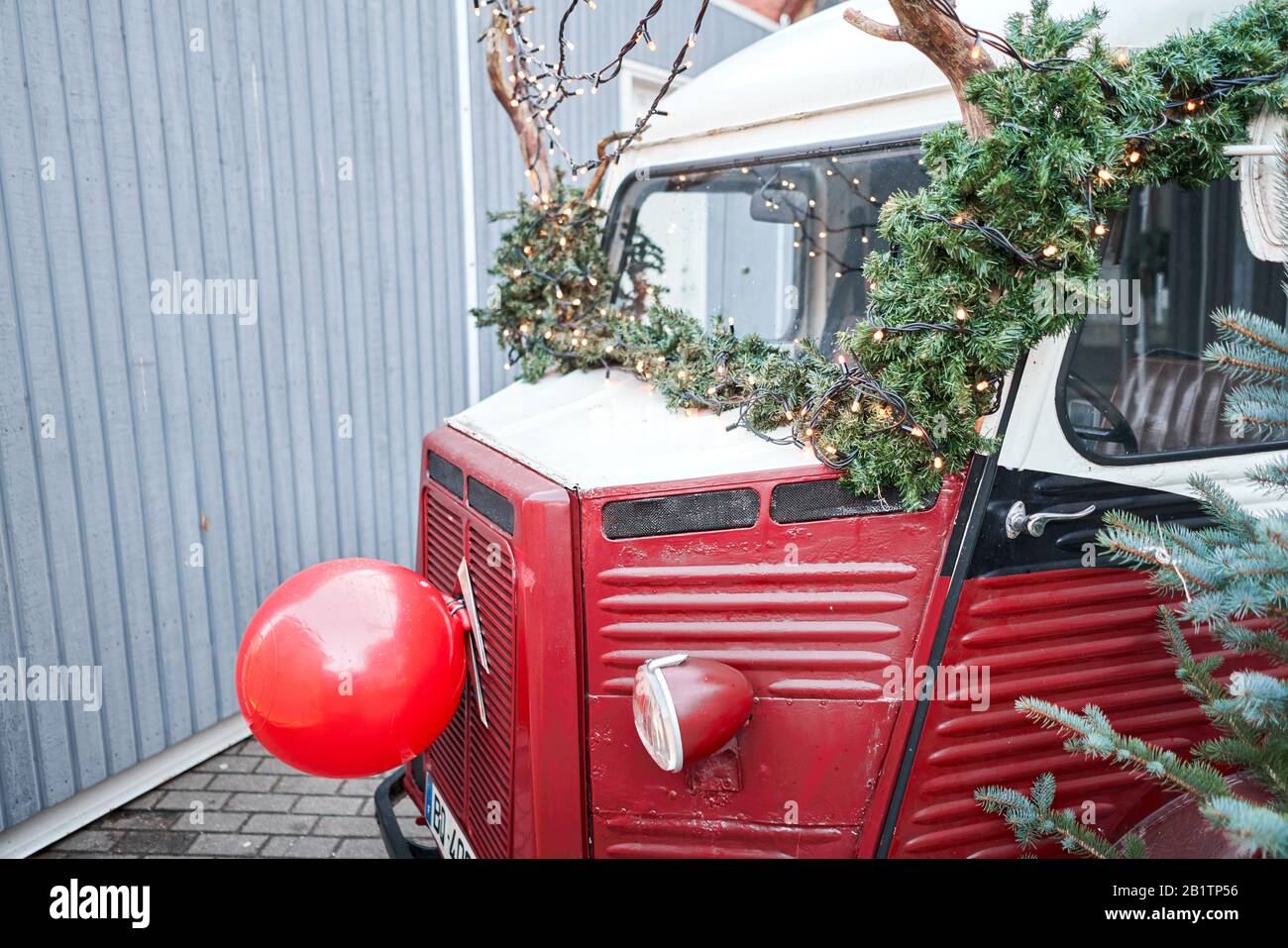 Riga, Lettland - 09. Dezember 2019. Altes Auto, seltener Citroen. Weihnachtsmarkt auf dem Kuppelplatz in der Altstadt. Handelshäuser mit Verkauf von weihnachtsgeschenken. Stockfoto