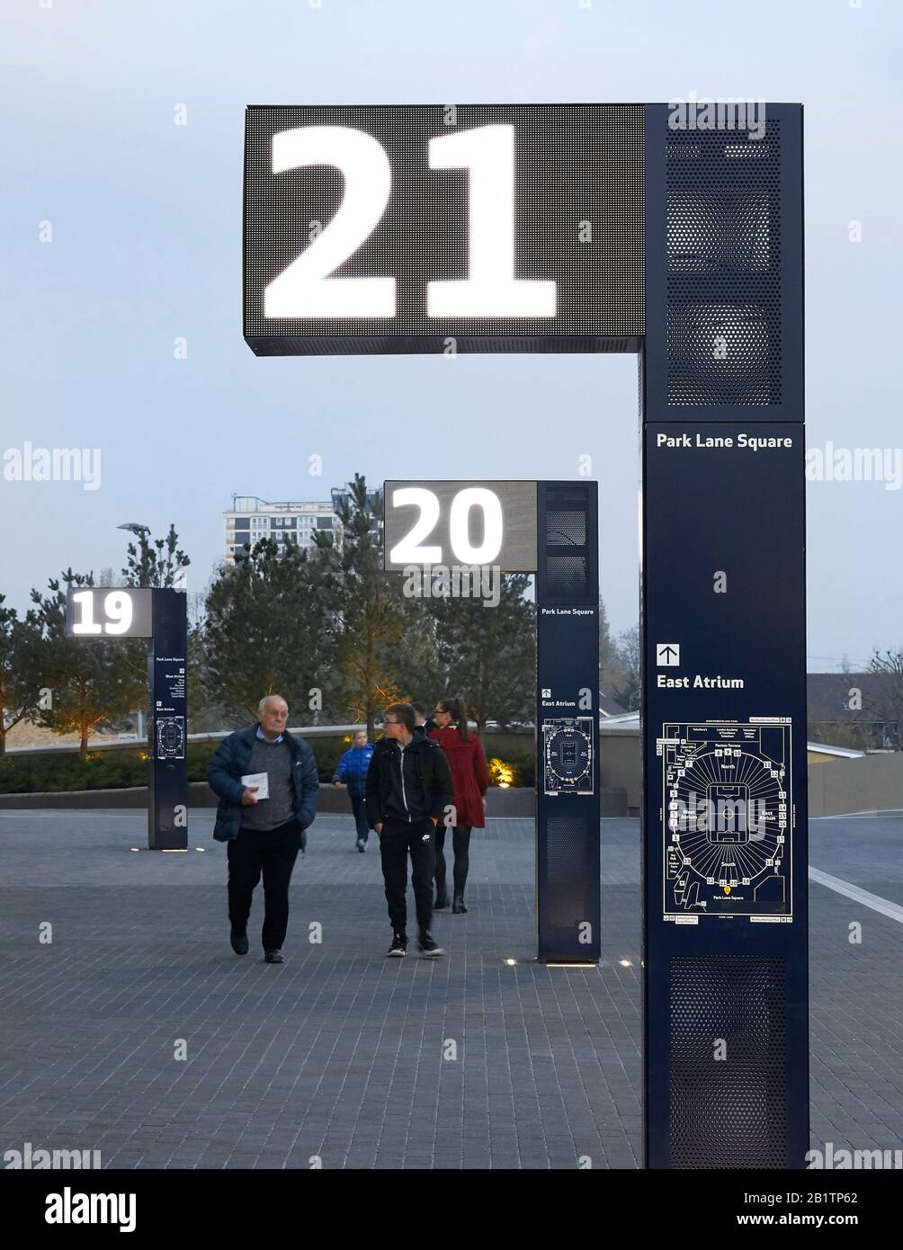Beleuchtetes Wegfindesystem mit Digital Signage. Das Neue Tottenham Hotspur Stadium, London, Großbritannien. Architekt: Populous, 2019. Stockfoto
