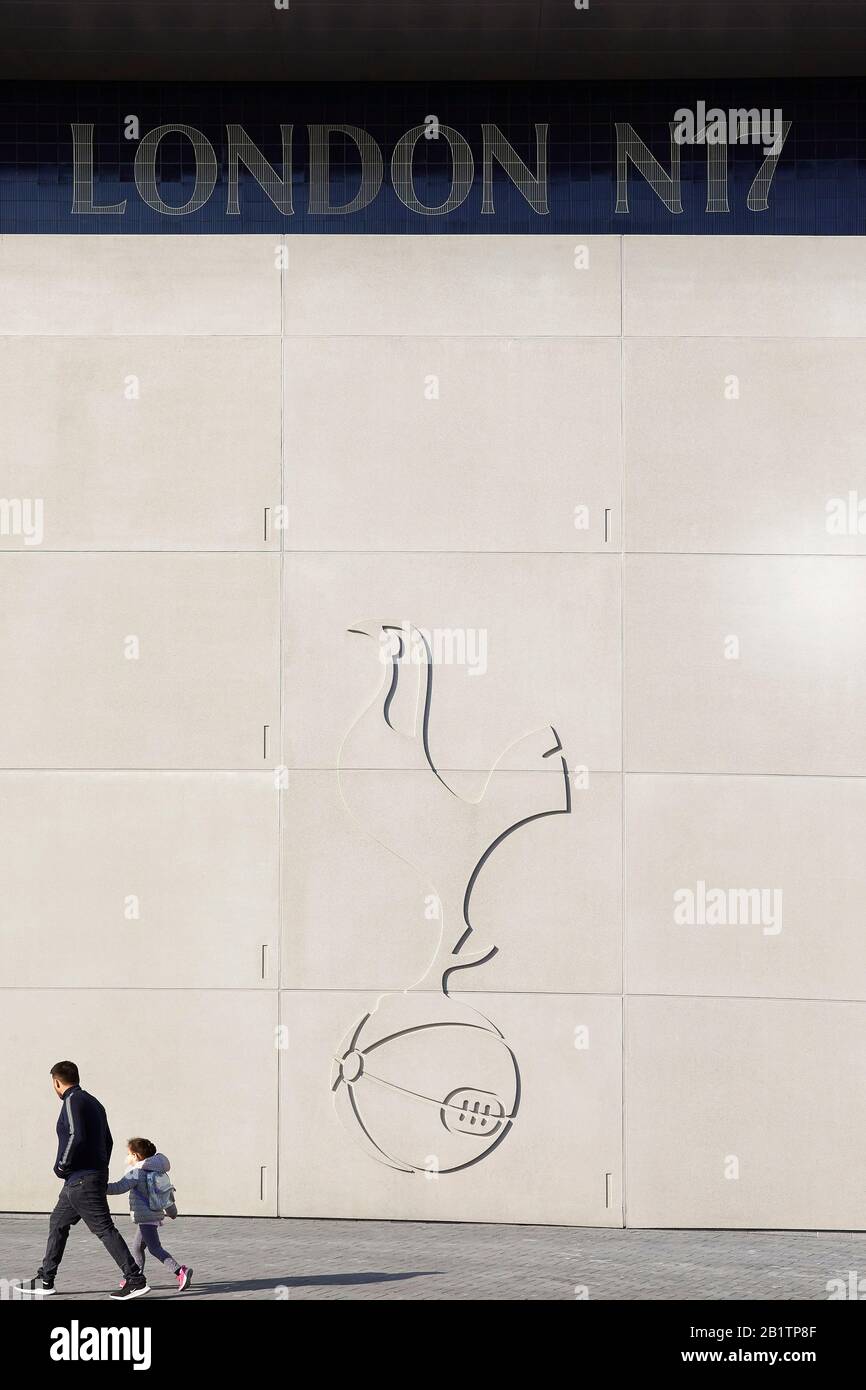 Betonrelief des kultigen Kakerlaen-Logos. Das Neue Tottenham Hotspur Stadium, London, Großbritannien. Architekt: Populous, 2019. Stockfoto