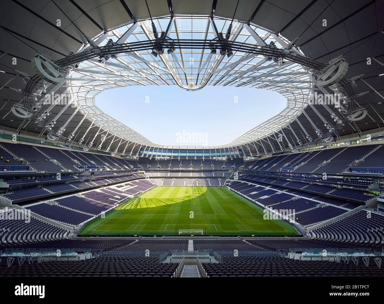 Gesamtansicht des leeren Stadions mit Blick auf den Nirth. Das Neue Tottenham Hotspur Stadium, London, Großbritannien. Architekt: Populous, 2019. Stockfoto