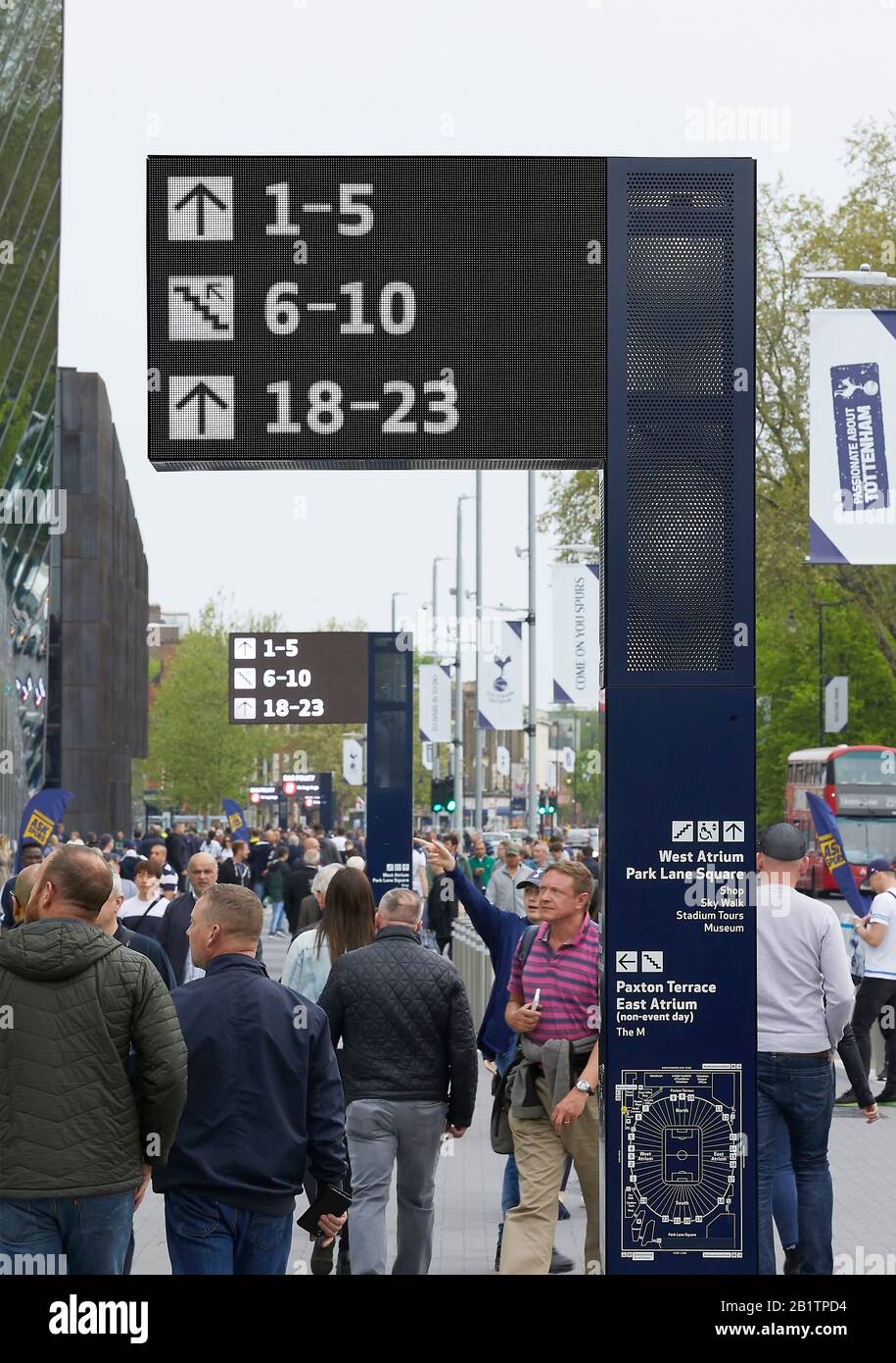 Wegwertsystem mit Digital Signage auf der Straße. Das Neue Tottenham Hotspur Stadium, London, Großbritannien. Architekt: Populous, 2019. Stockfoto