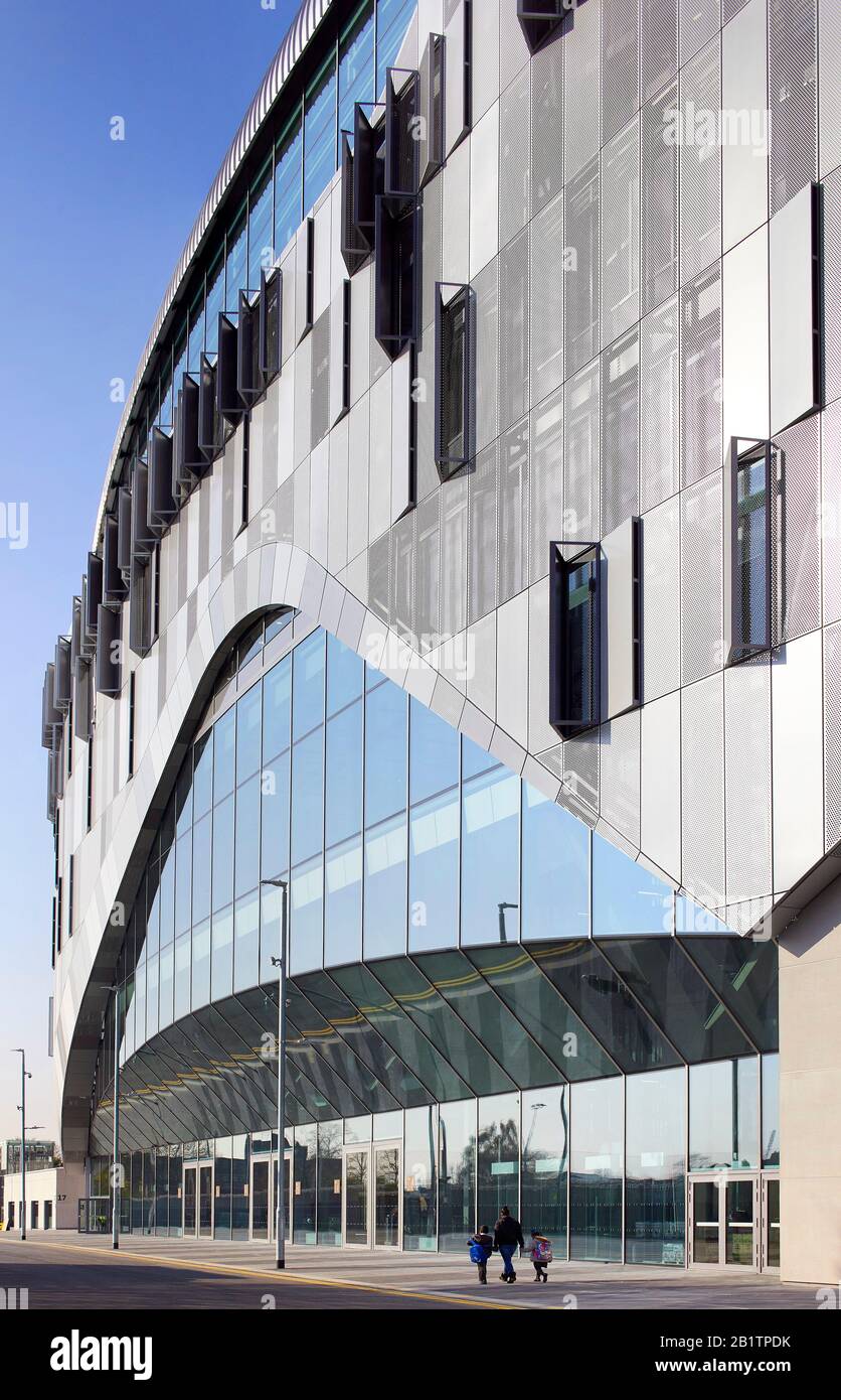 Westeingang des Stadions mit Verglasung und Stahlpaneelen. Das Neue Tottenham Hotspur Stadium, London, Großbritannien. Architekt: Populous, 2019. Stockfoto