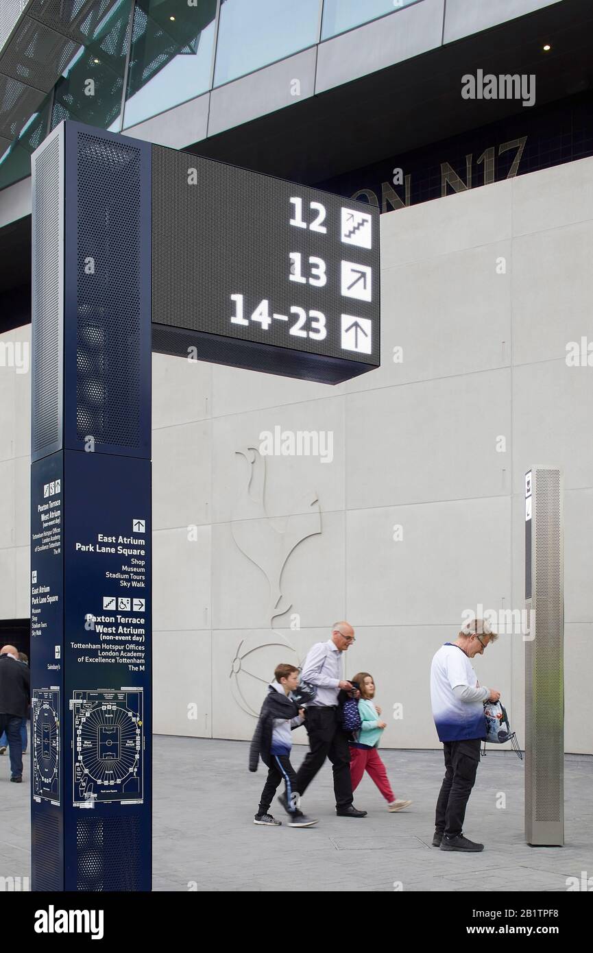 Wegwertsystem mit Digital Signage neben dem Stadion. Das Neue Tottenham Hotspur Stadium, London, Großbritannien. Architekt: Populous, 2019. Stockfoto