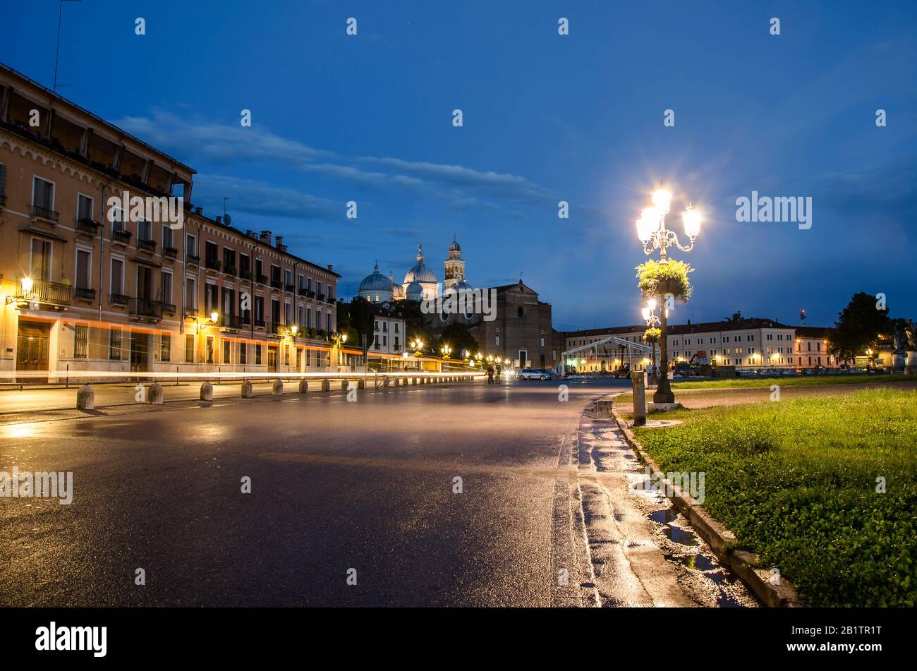 Der Platz von Prato della Valle in Padova nach Sonnenuntergang, Italien, nach Regen Stockfoto