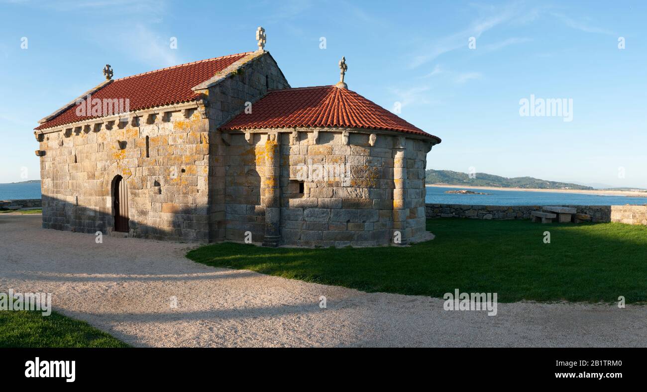 Panoramalandschaft einer romantischen Kirche bei Sonnenuntergang an der Atlantikküste von Pontevedra in Galicien. Stockfoto Panoramalandschaft einer romantischen Kirche bei Sonnenuntergang an der Atlantikküste von Pontevedra in Galicien. Stockfoto