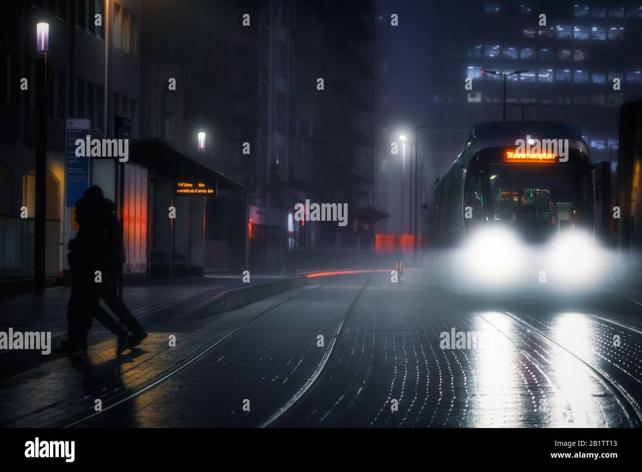 Nacht im Zentrum von Birmingham mit schattenhaften Figuren Stockfoto