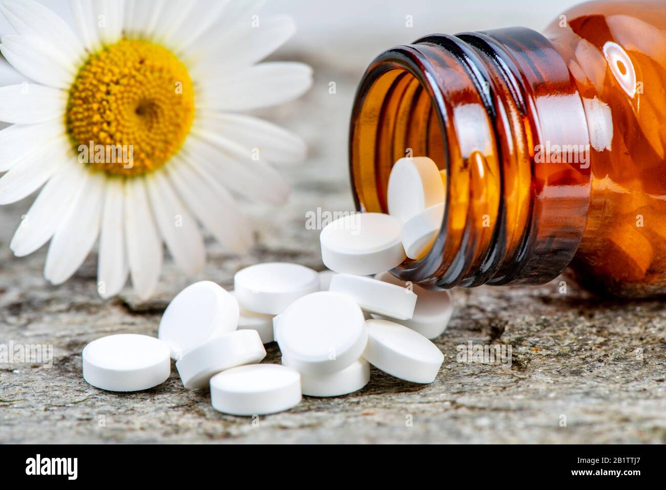 Alternative Medizin mit pflanzlichen und homöopathischen Pillen Stockfoto