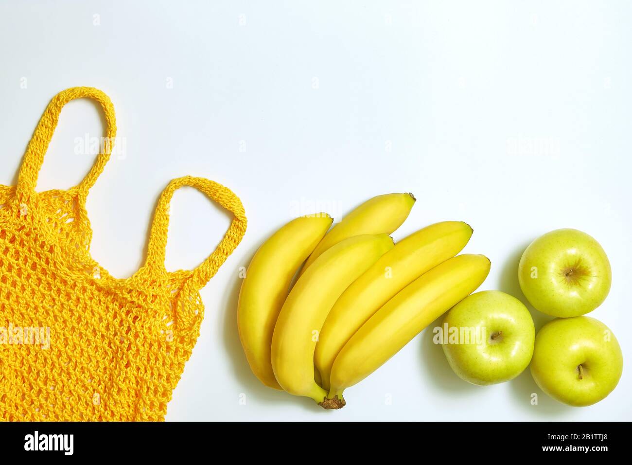 Gelbe Saite, Bananen und Äpfel Draufsicht flaches Lay mit Kopierraum. Stockfoto