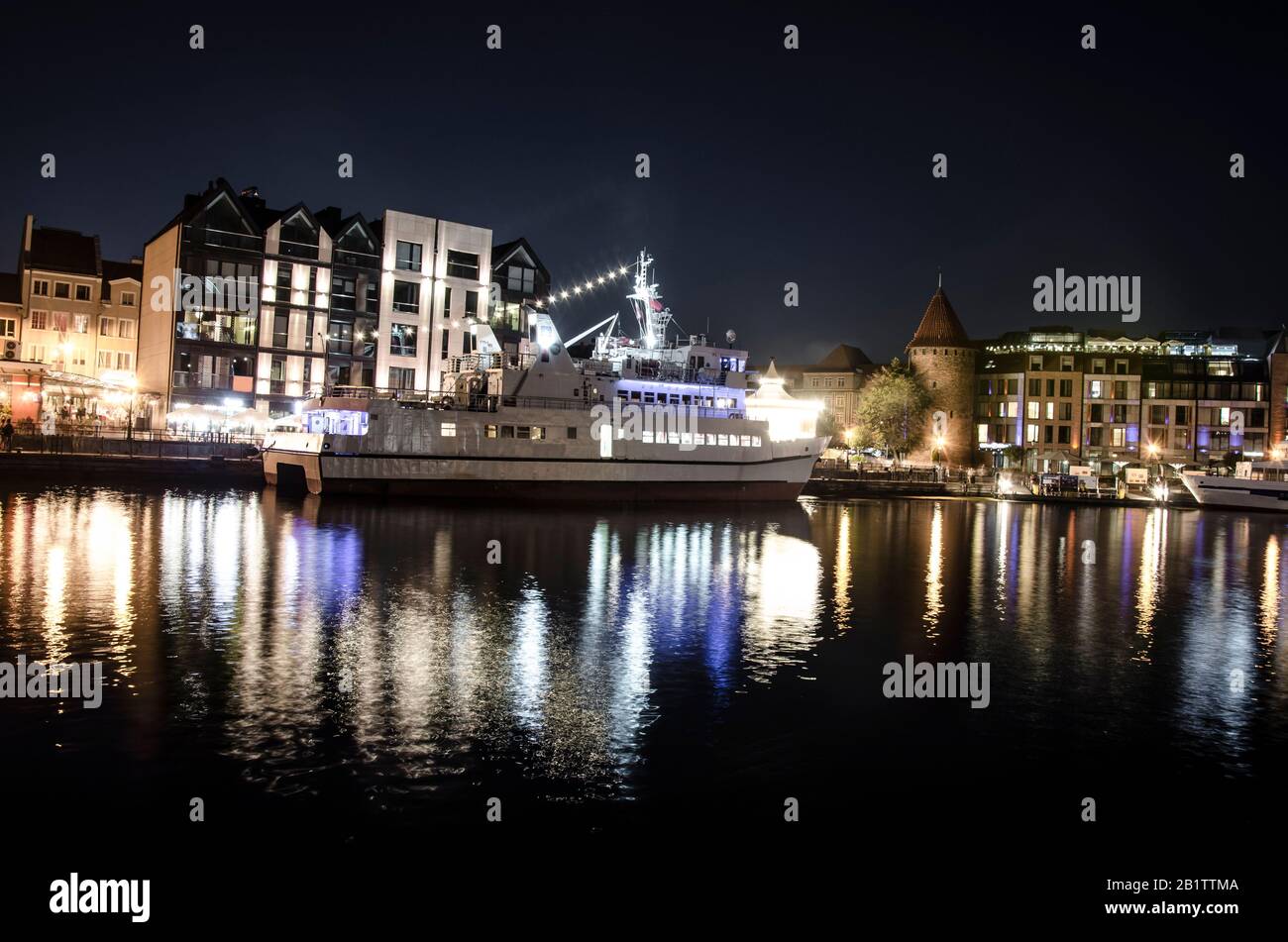 Altstadt über den Fluss Motlawa in Danziger Nacht, Polen. Danziger nachts mit Spiegelung im Fluss, Polen. Altstadt von Danzig Stockfoto