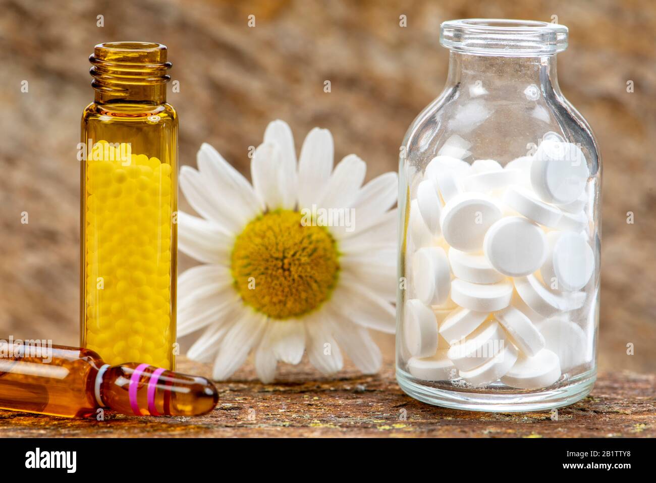 Alternative Medizin mit pflanzlichen und homöopathischen Pillen Stockfoto