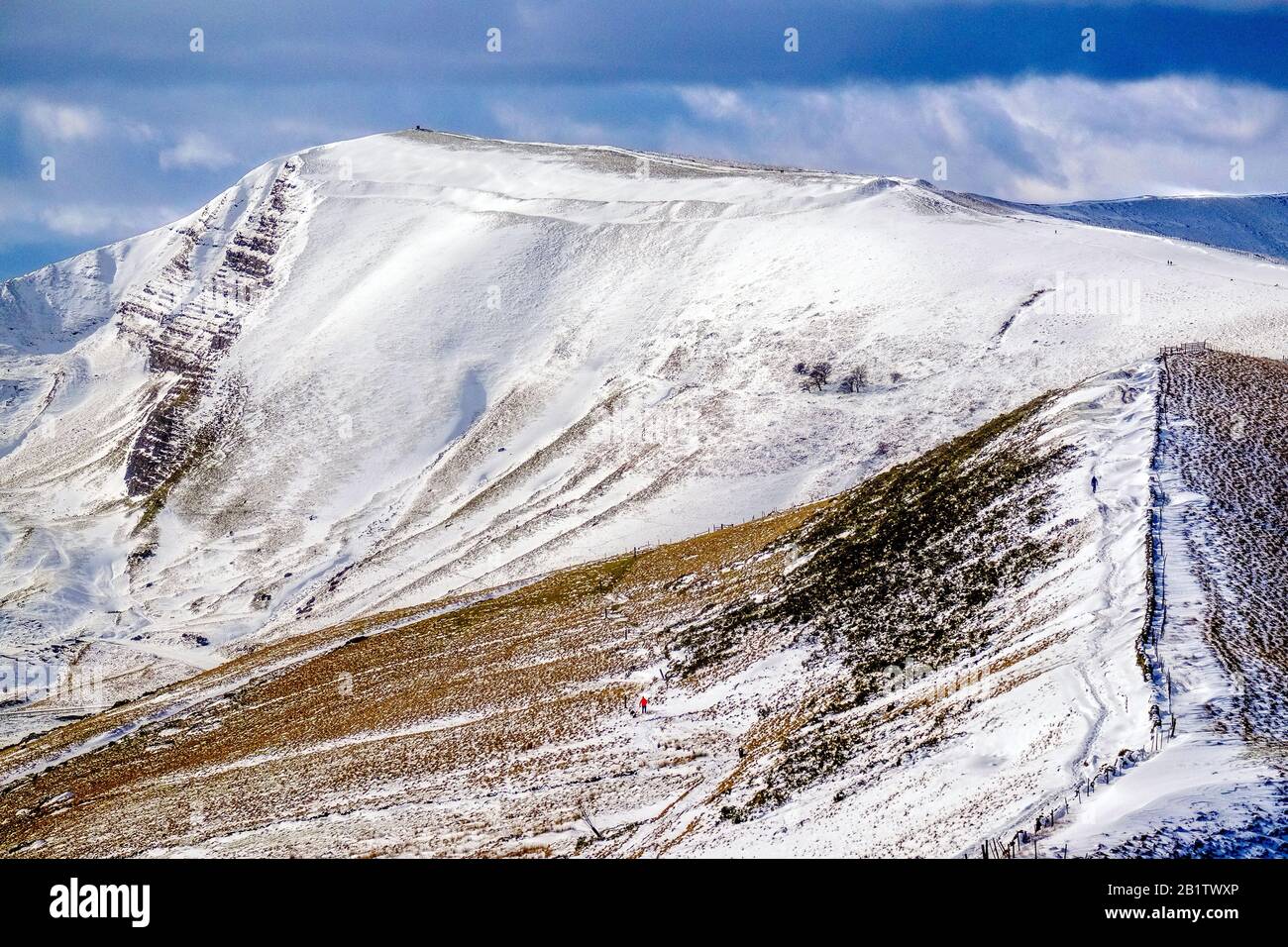 Winterblick entlang des Great Ridge in Richtung Mam Tor im Peak District National Park Stockfoto