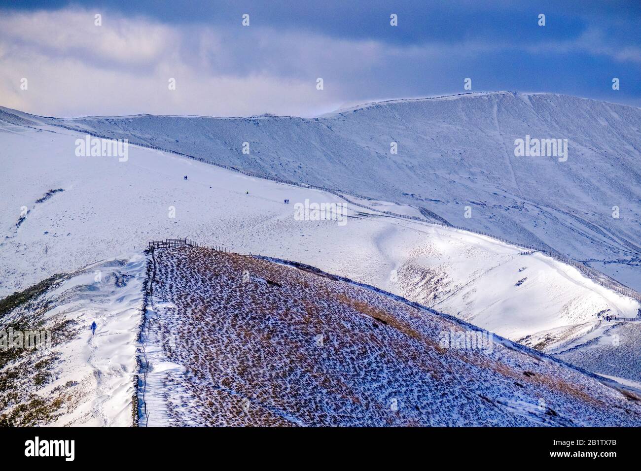 Winterblick entlang des Great Ridge in Richtung Rushup Edge im Peak District National Park Stockfoto