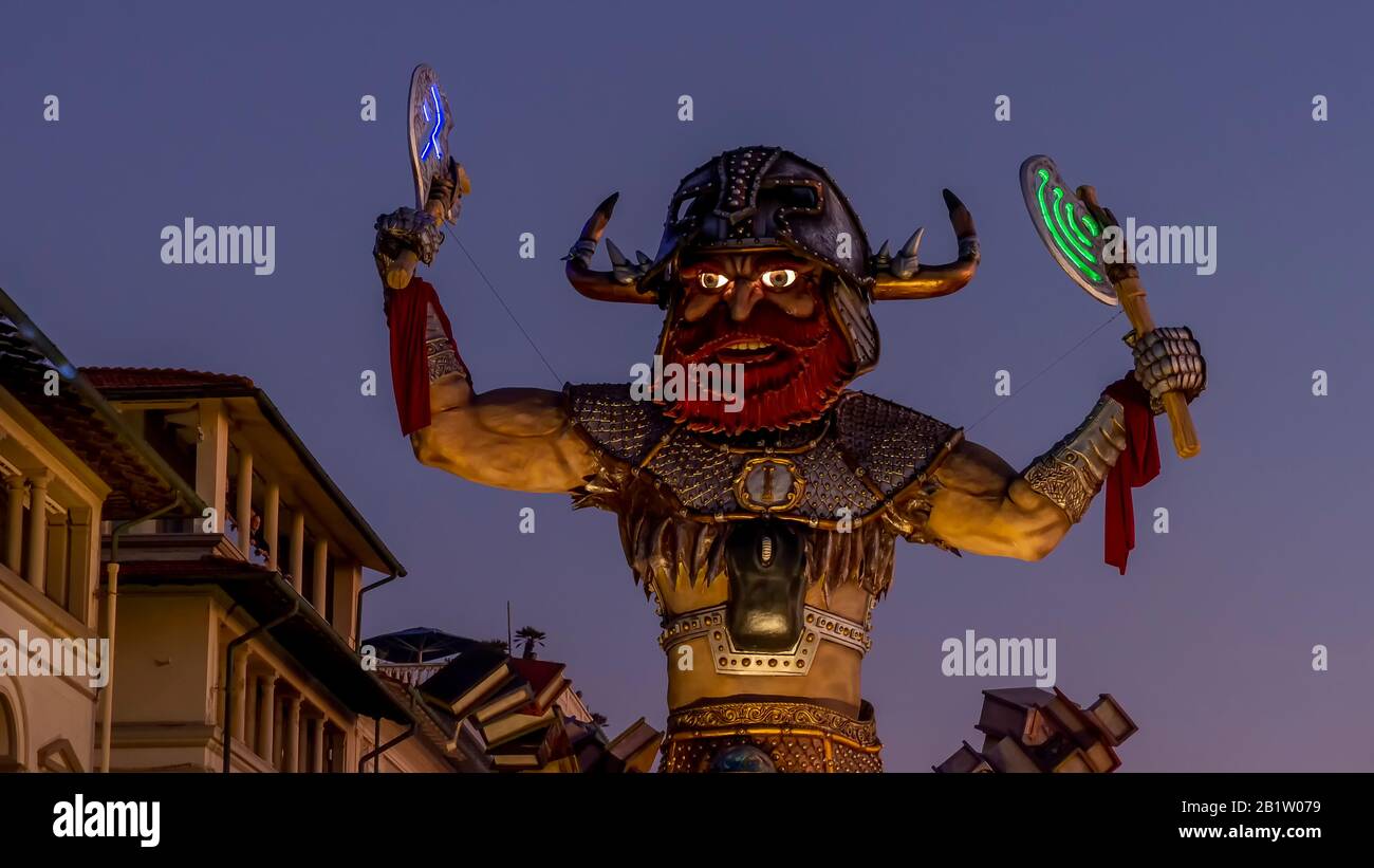 Die schöne allegorische Floskel "Selige Unwissenheit" Parade bei Sonnenuntergang im Karneval von Viareggio, Italien Stockfoto