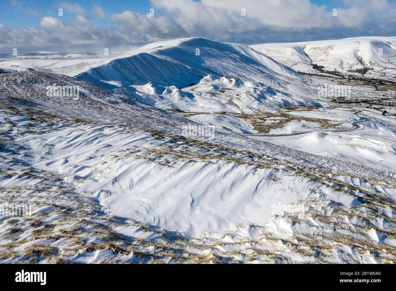 Schneebedeckte Rushup Edge im Winter vom Mam Tor im Peak District National Park Stockfoto