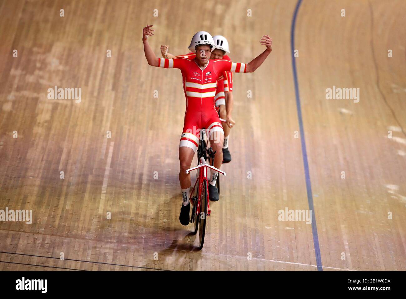 Der dänische Julius Johansen feiert den Sieg in der Mannschaftsverfolgung Der Männer am zweiten Tag der Radweltmeisterschaften 2020 im Velodrom, Berlin. Stockfoto