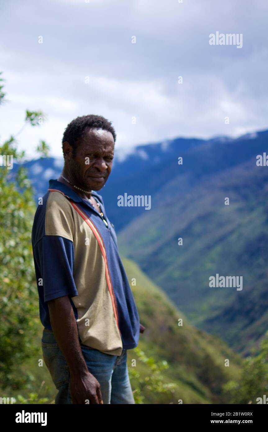 Papua-Führer im Baliem Valley. Blick von Yogosem - Occidental Papua, Indonesien. Viele Führer in Wamena für den Weg ins Tal von Ballem. Stockfoto