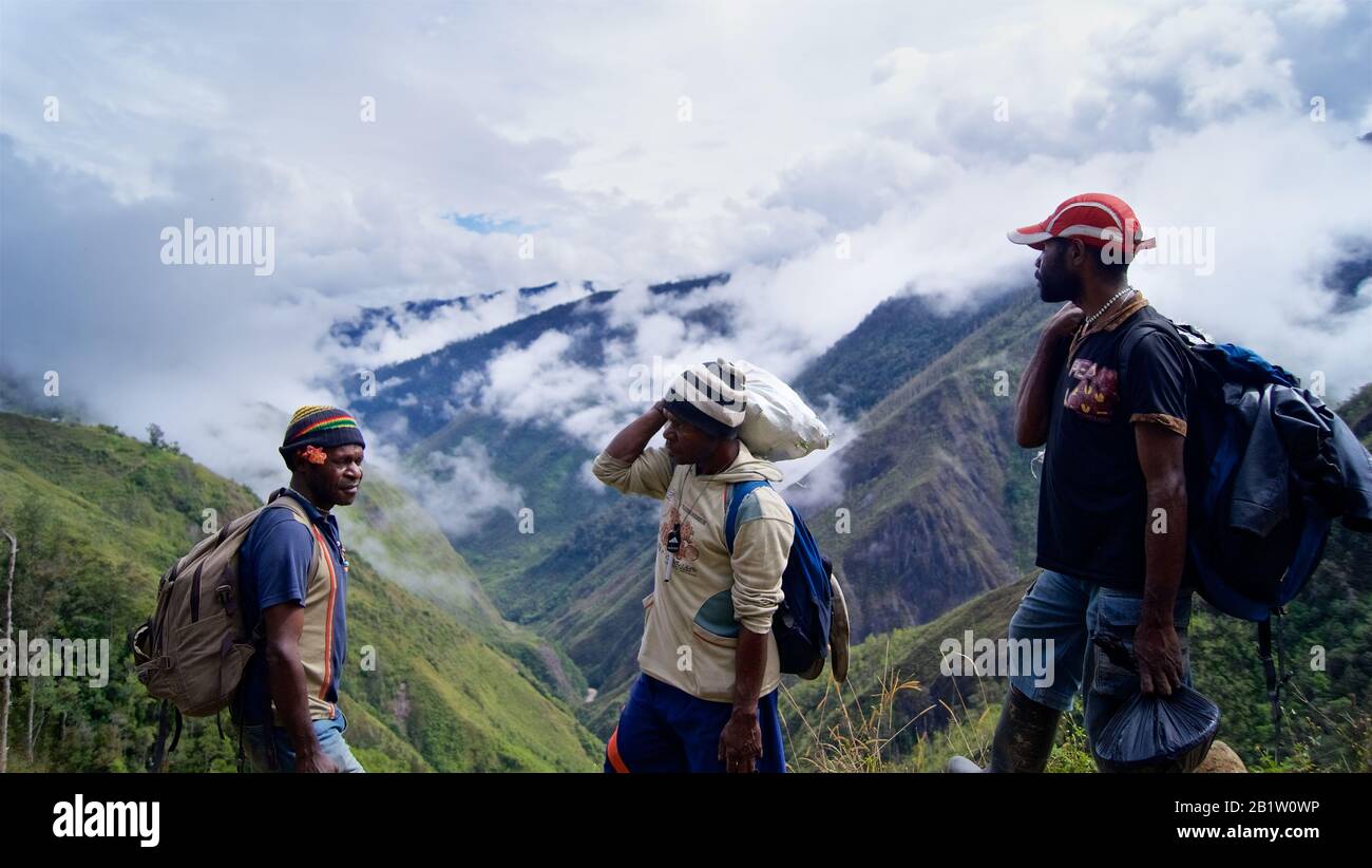 Trekking-Führer und Träger im Baliem-Tal - Occidental Papua, Indonesien. Viele Führer in Wamena für Baliem Valley Trek. Stockfoto