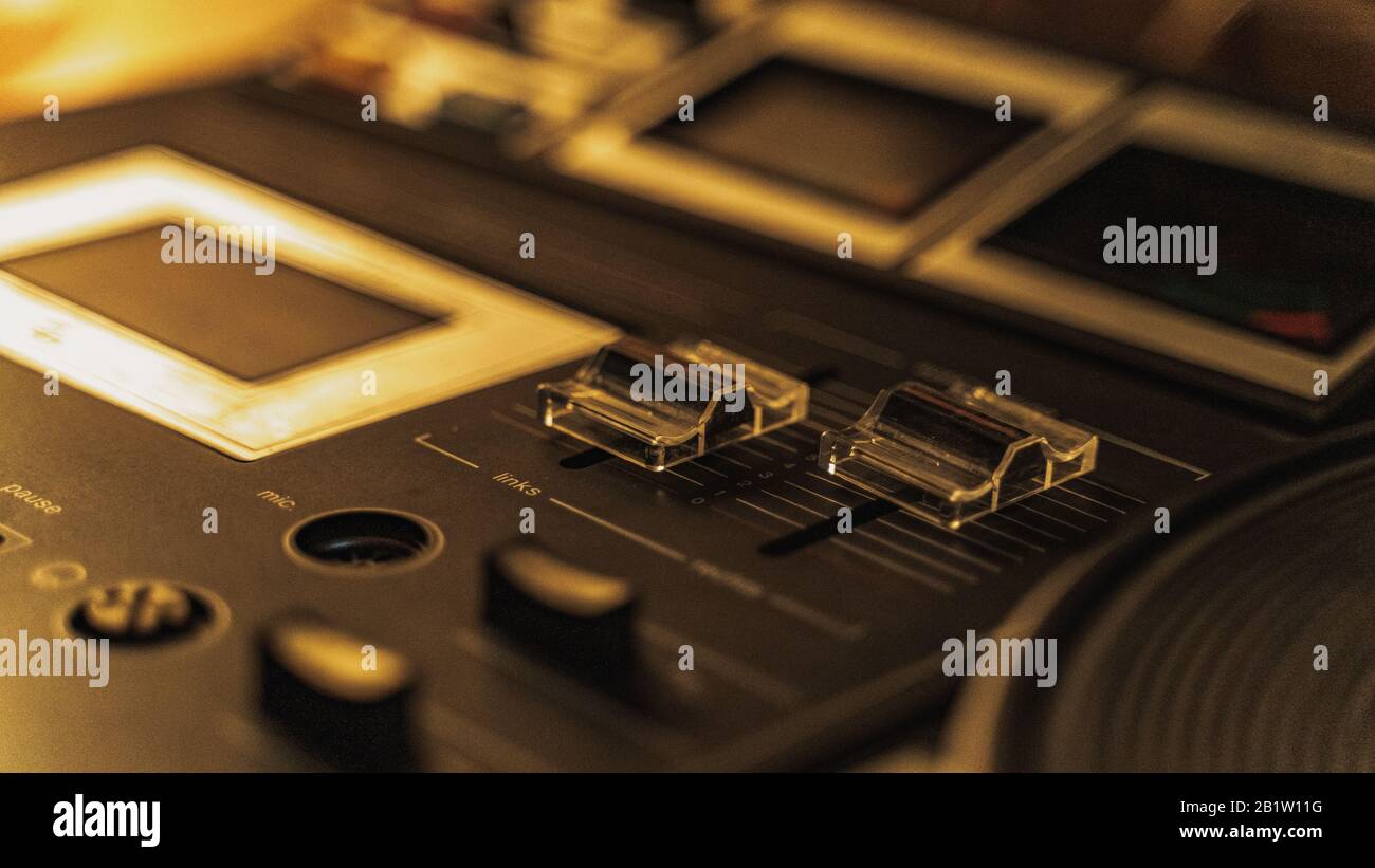 Equalizer-Tasten des alten Plattenspielers Stockfoto