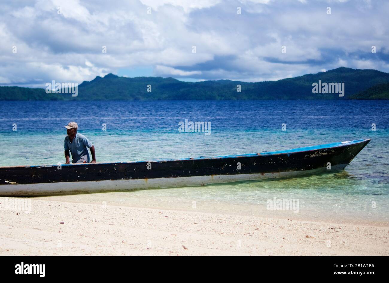 Fischer, der sein Pirogue-Boot zurücknimmt - Raja Ampat Islands, Papua, Indonesien Stockfoto