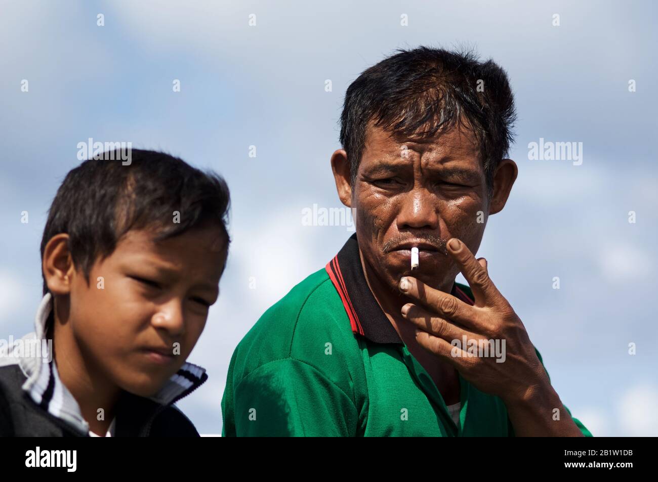 Indonesischer Mann und Junge auf einer Papua-Ladung von Raja Ampat Island nach Sorong, Occidental Papua, Indonesien Stockfoto