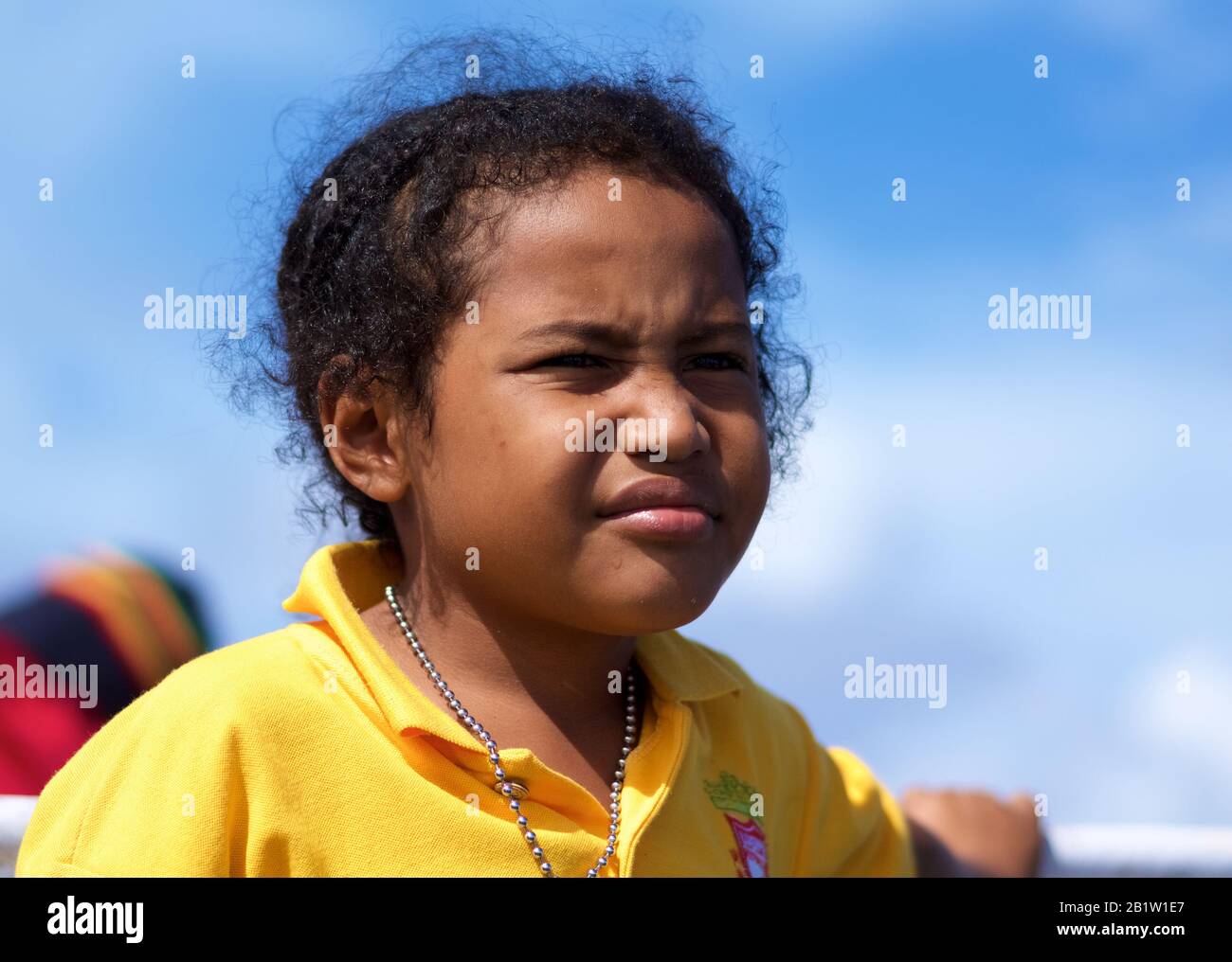 Indonesisches kleines Mädchen, Bootspassagier für Raja Ampat Island - Occidental Papua, Indonesien Stockfoto