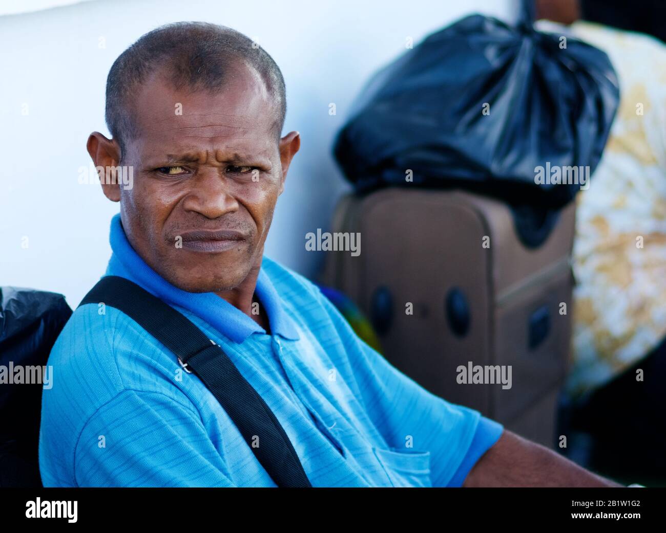 Papua-Mann, Bootspassagier für Raja Ampat Island - Occidental Papua, Indonesien Stockfoto
