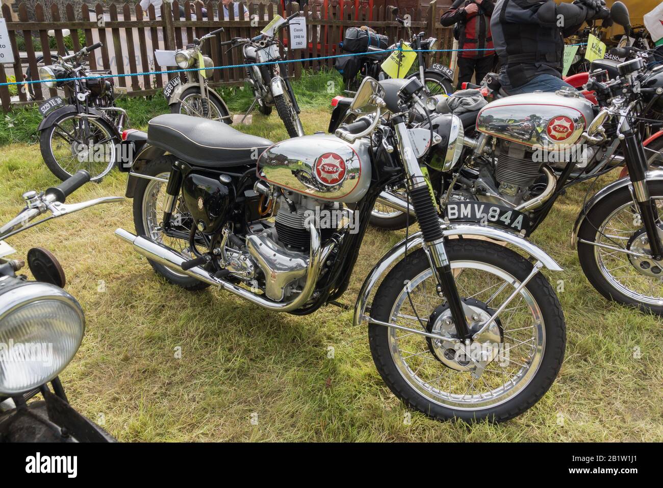 BSA-Motorräder werden bei einer Oldtimer-Rallye ausgestellt. Die BSA Company Limited war ein britischer Hersteller, der im Jahr 1919 gegründet wurde Stockfoto