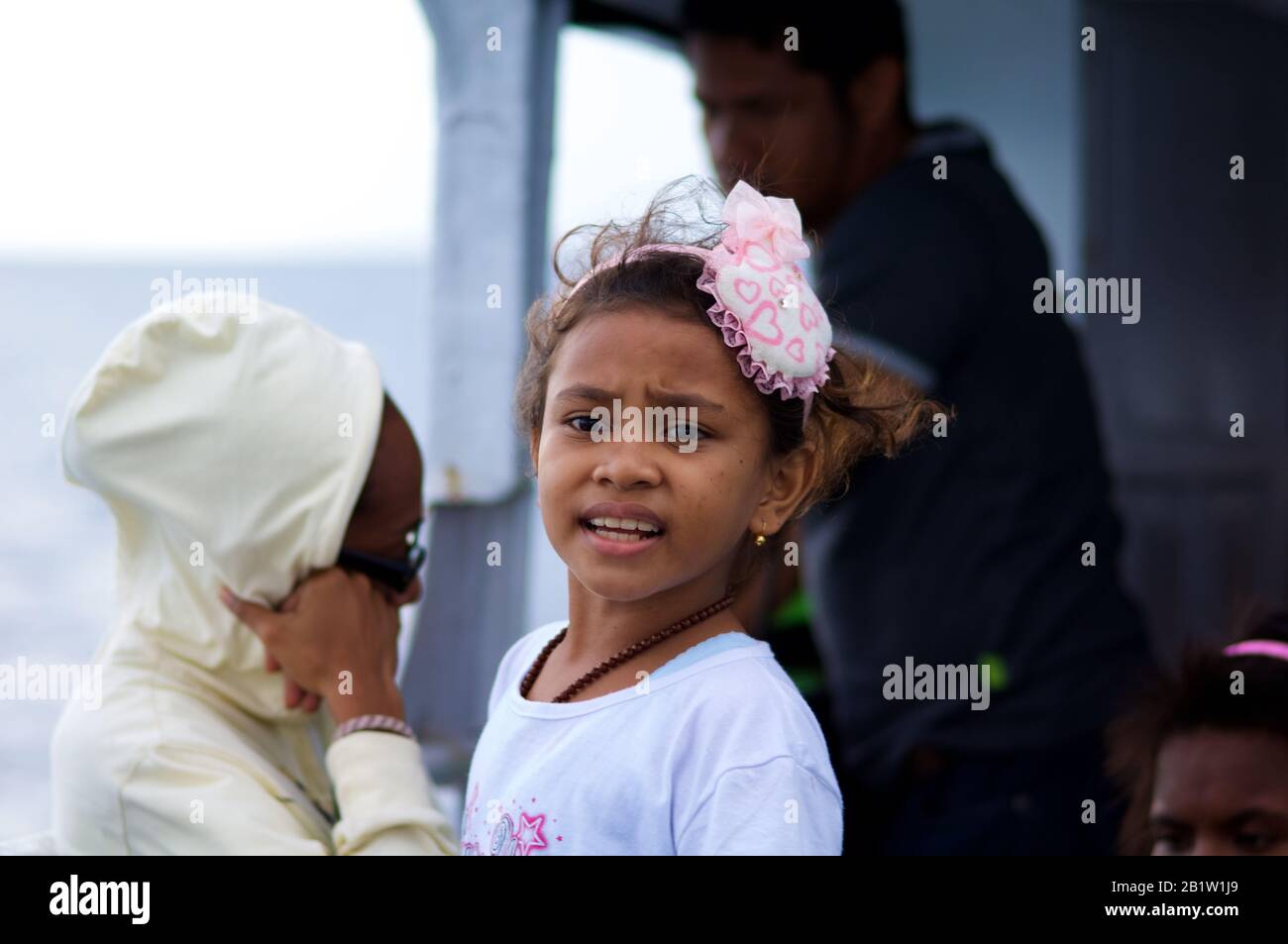 Indonesisches kleines Mädchen, Bootspassagier für Raja Ampat Island - Occidental Papua, Indonesien Stockfoto